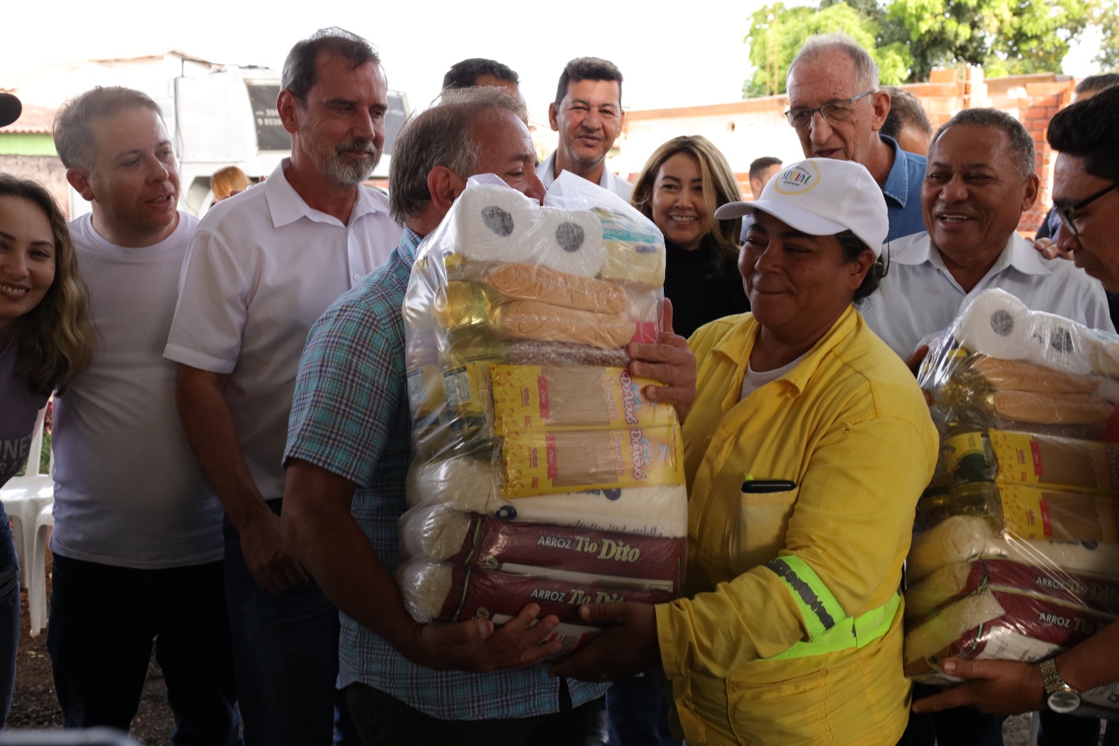 Aparecida entrega mais de 300 cestas aos servidores da SDU