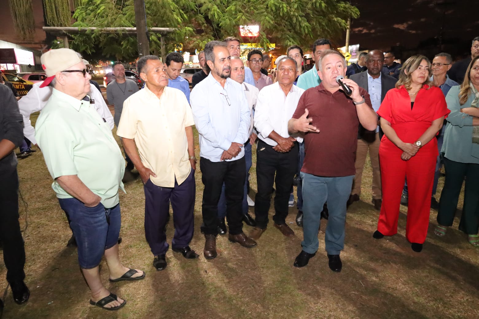 Avenida Independência em Aparecida ganha iluminação toda em LED