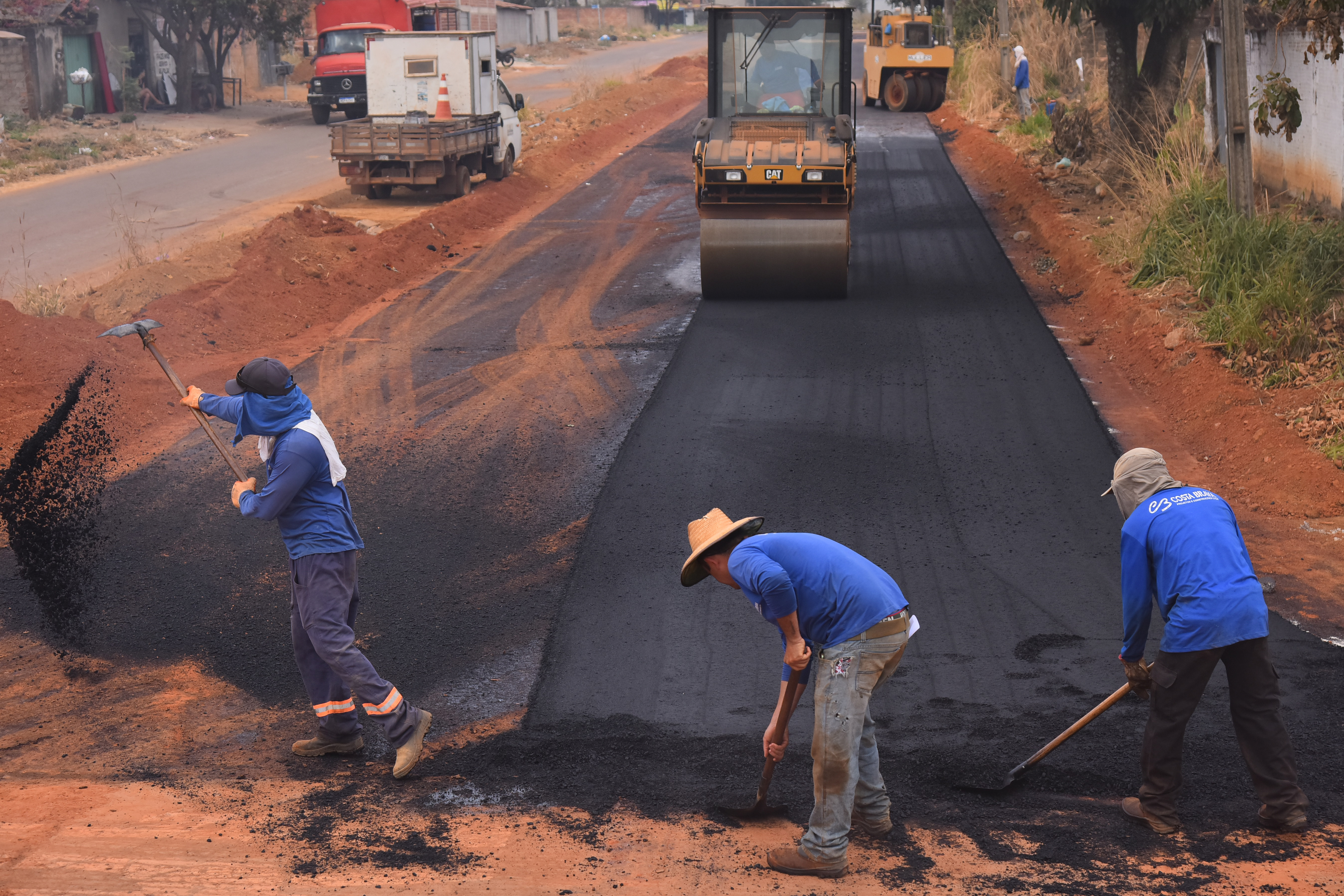 Ruas da Vila Oliveira já recebem capa asfáltica