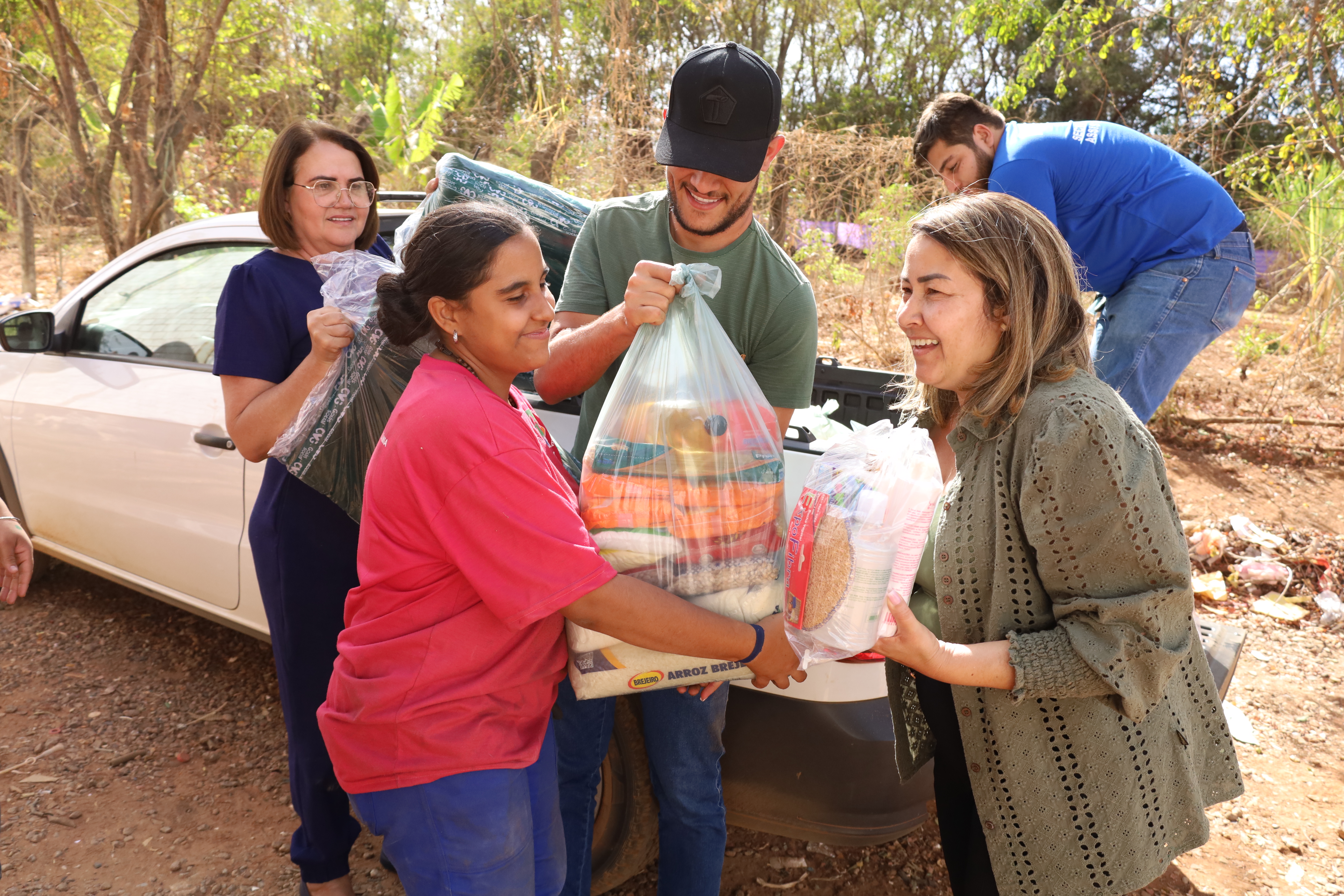 Assistência Social de Aparecida entrega cestas de alimentos a trabalhadores da reciclagem da Coocap