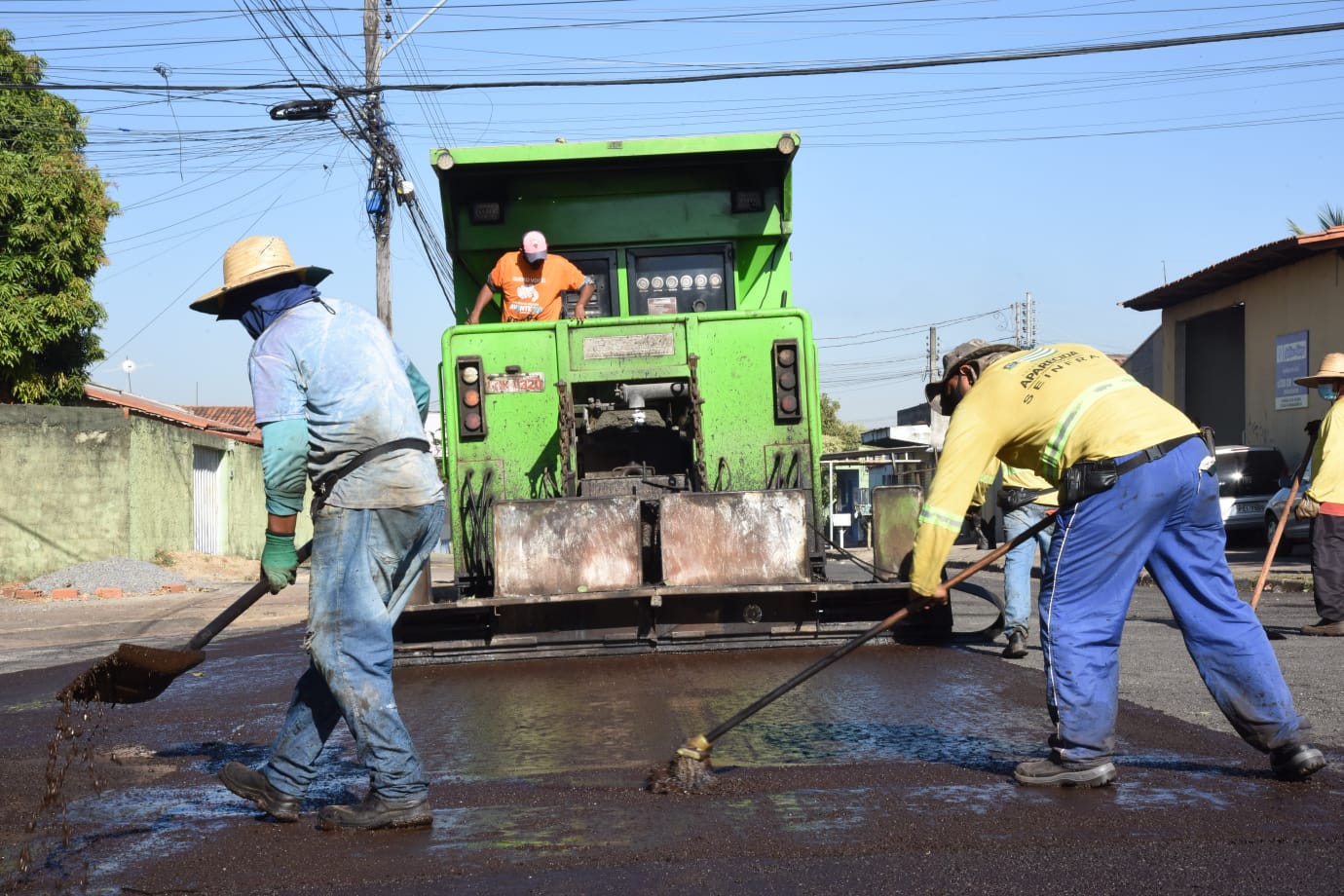 Infraestrutura de Aparecida realiza recapeamento de ruas na Vila Brasília