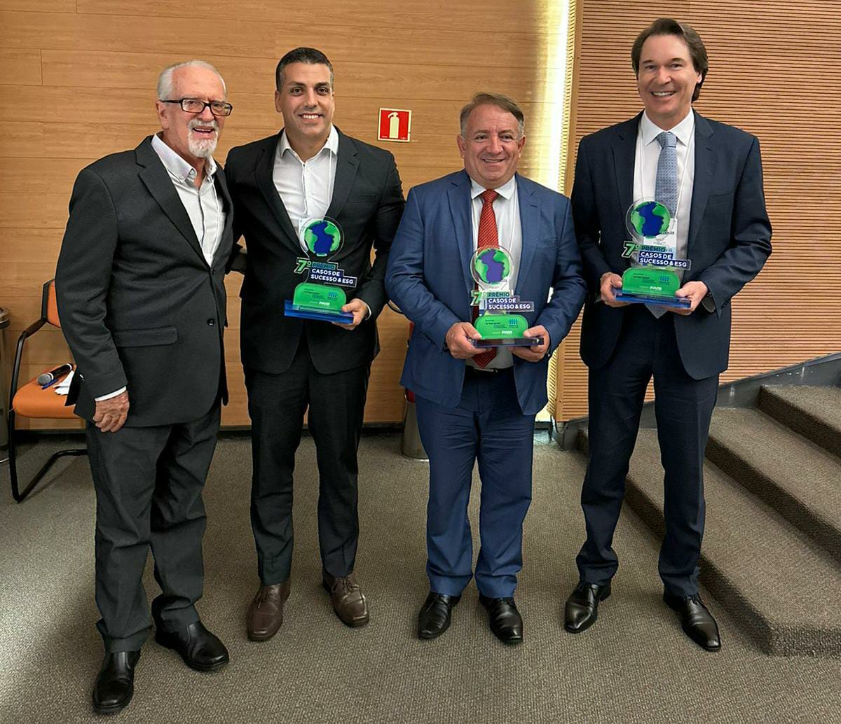 Prefeito Vilmar recebe prêmio que reconhece evolução em saneamento de Aparecida