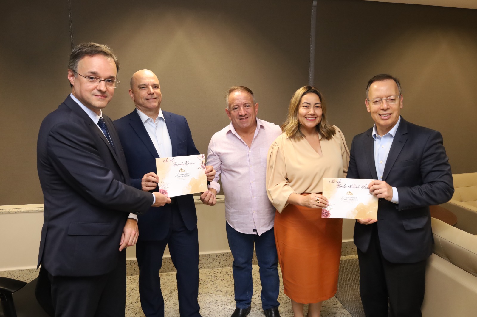 Vilmar e Sulnara entregam convite do Casamento Comunitário ao presidente do TJGO