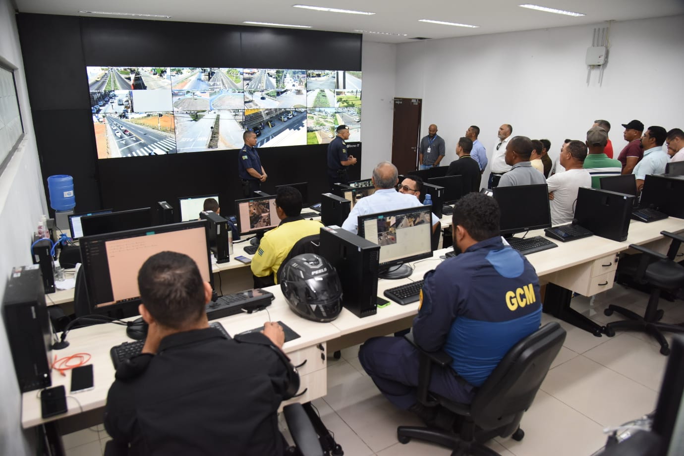 Lideranças comunitárias conhecem obras da gestão municipal durante city tour