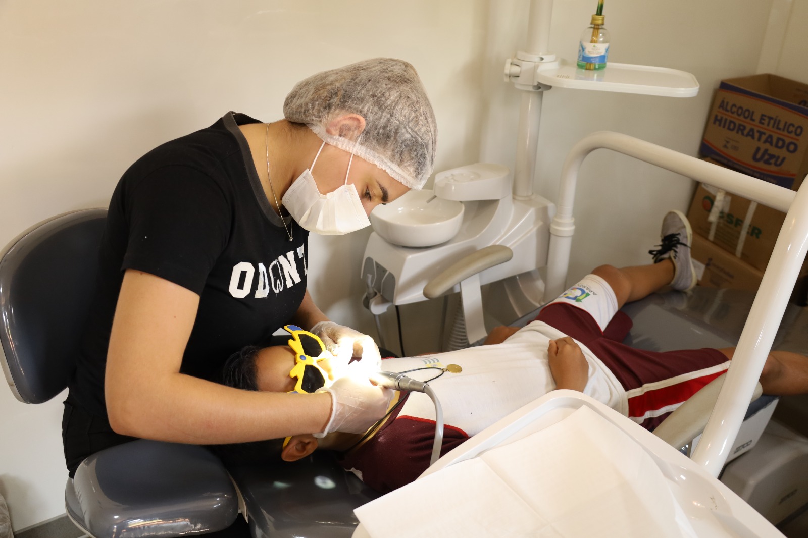 Saúde de Aparecida realiza atendimento odontológico em escola municipal