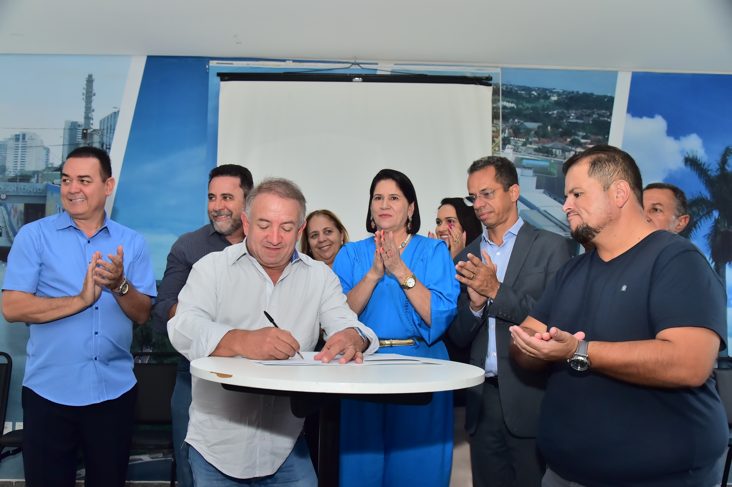 Prefeito Vilmar valoriza servidores da Educação ao sancionar projetos com melhorias salariais