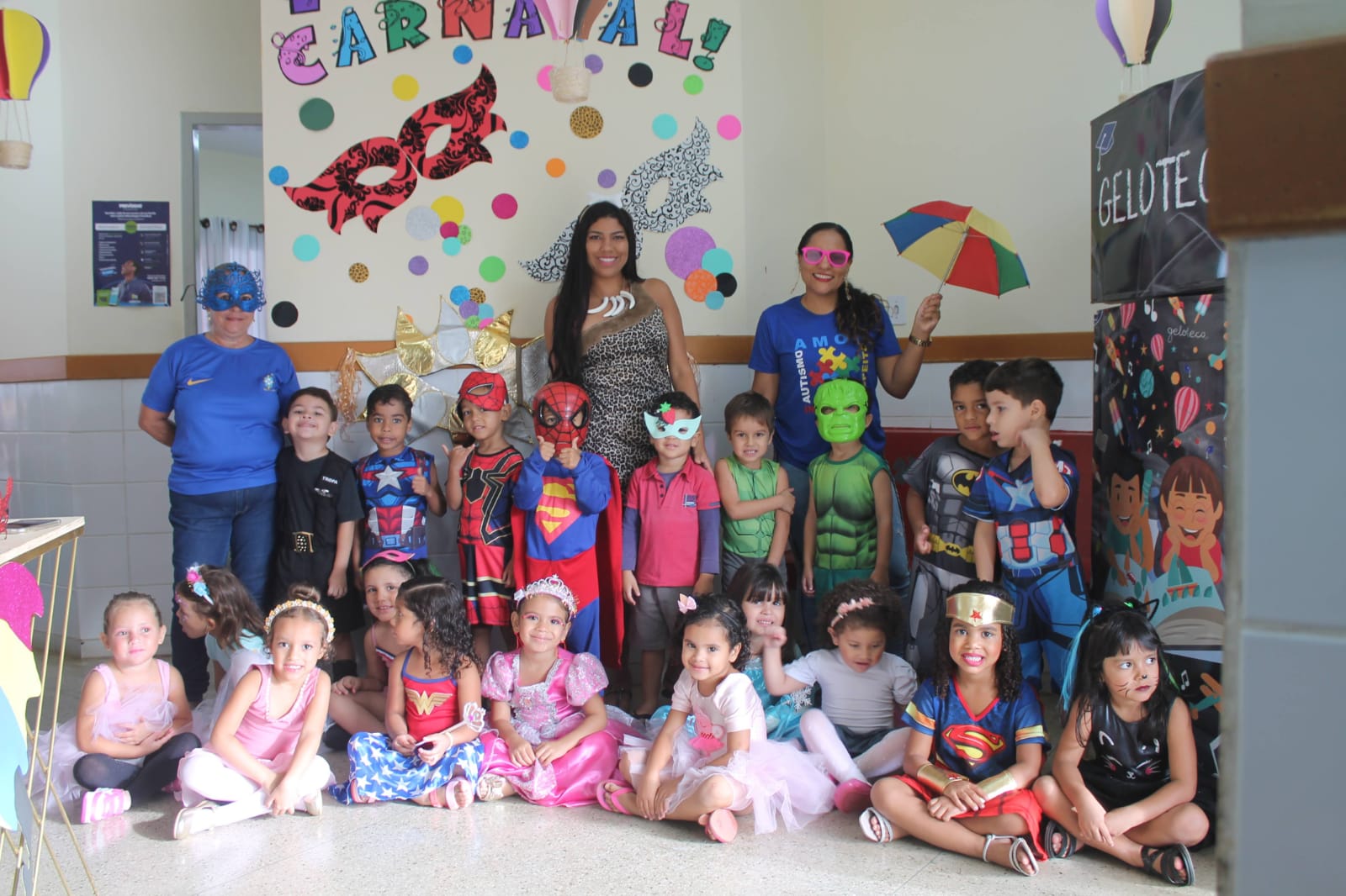 Escolas e CMEIs de Aparecida entram em clima de carnaval com muito brilho e fantasia