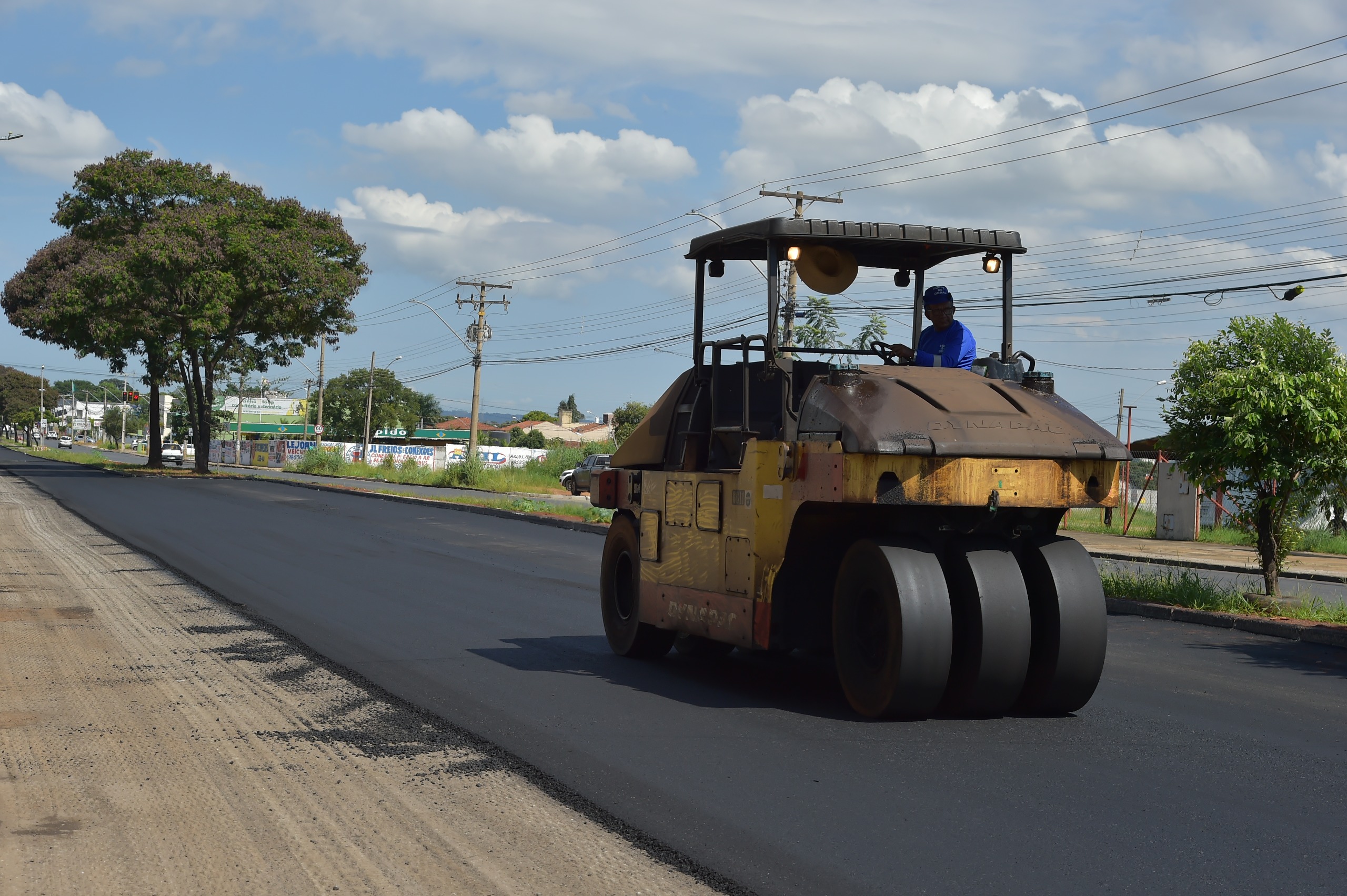 Prefeitura de Aparecida inicia reconstrução da malha asfáltica da Avenida Rio Verde