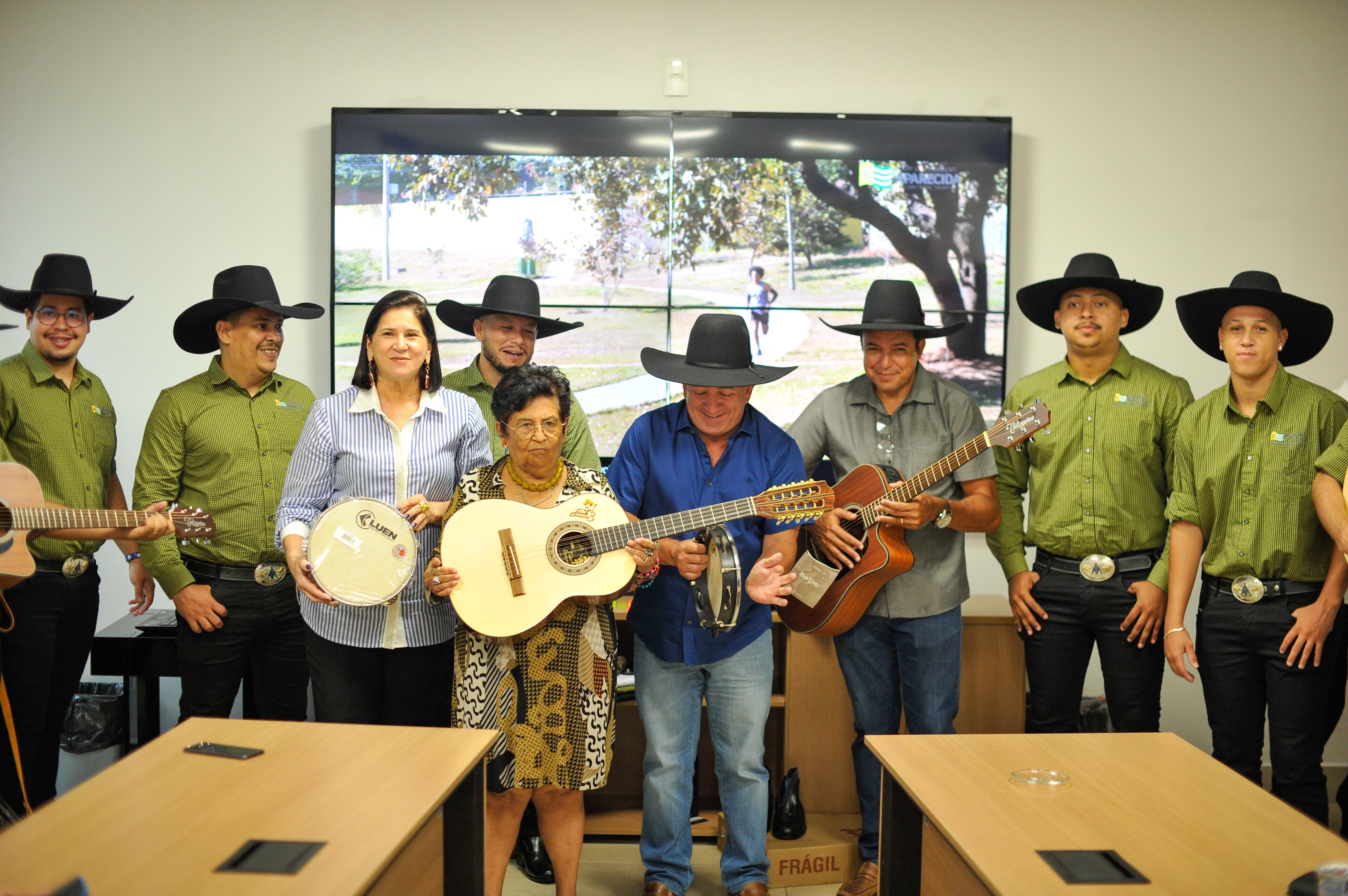 Prefeito Vilmar entrega instrumentos para catireiros de Aparecida