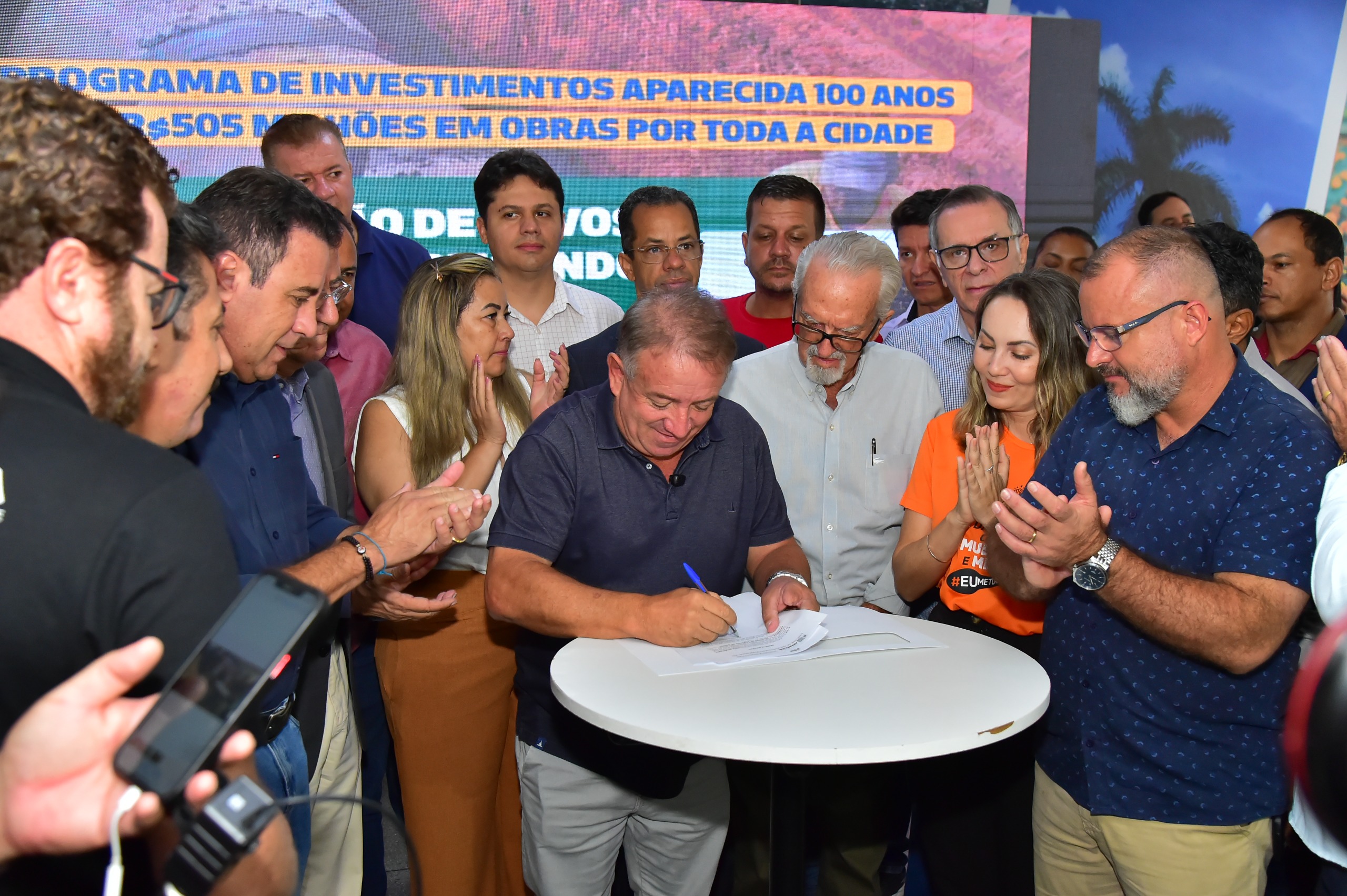 Prefeito Vilmar assina ordem de serviços para obras de infraestrutura