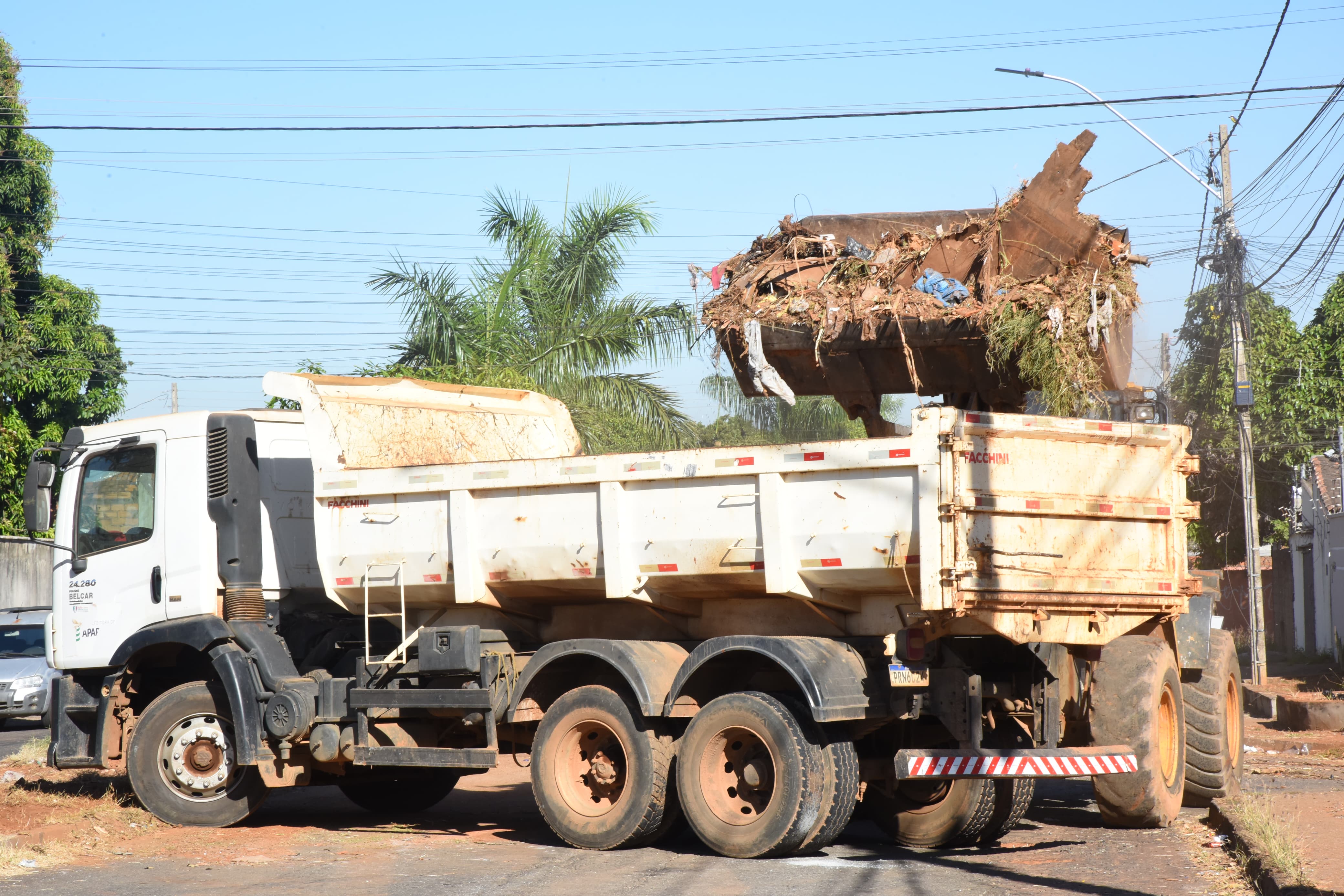 Prefeitura limpa canteiros e lotes baldios e pede conscientização de moradores