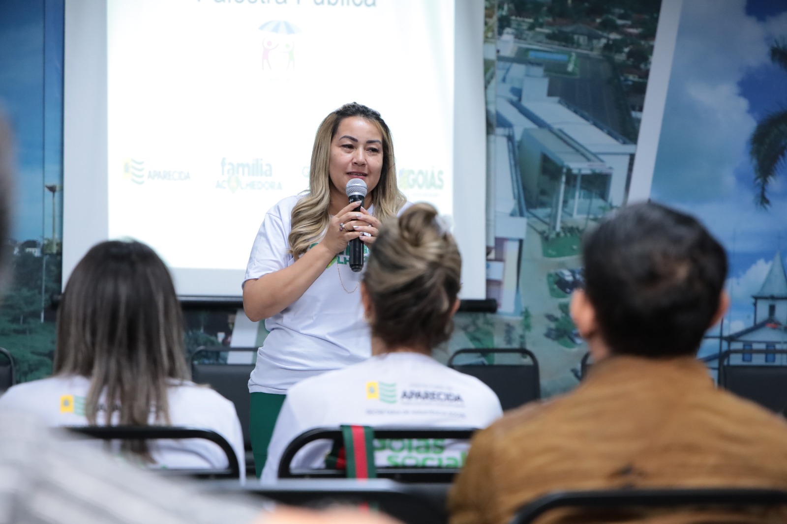 Inscritos no Família Acolhedora participam de palestra pública sobre o programa