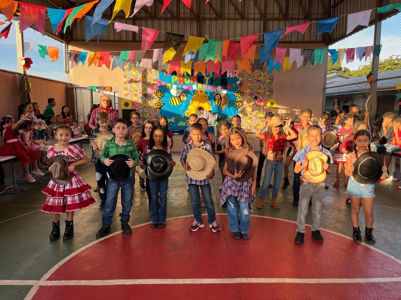 Festas Juninas animam crianças e comunidade escolar de Aparecida