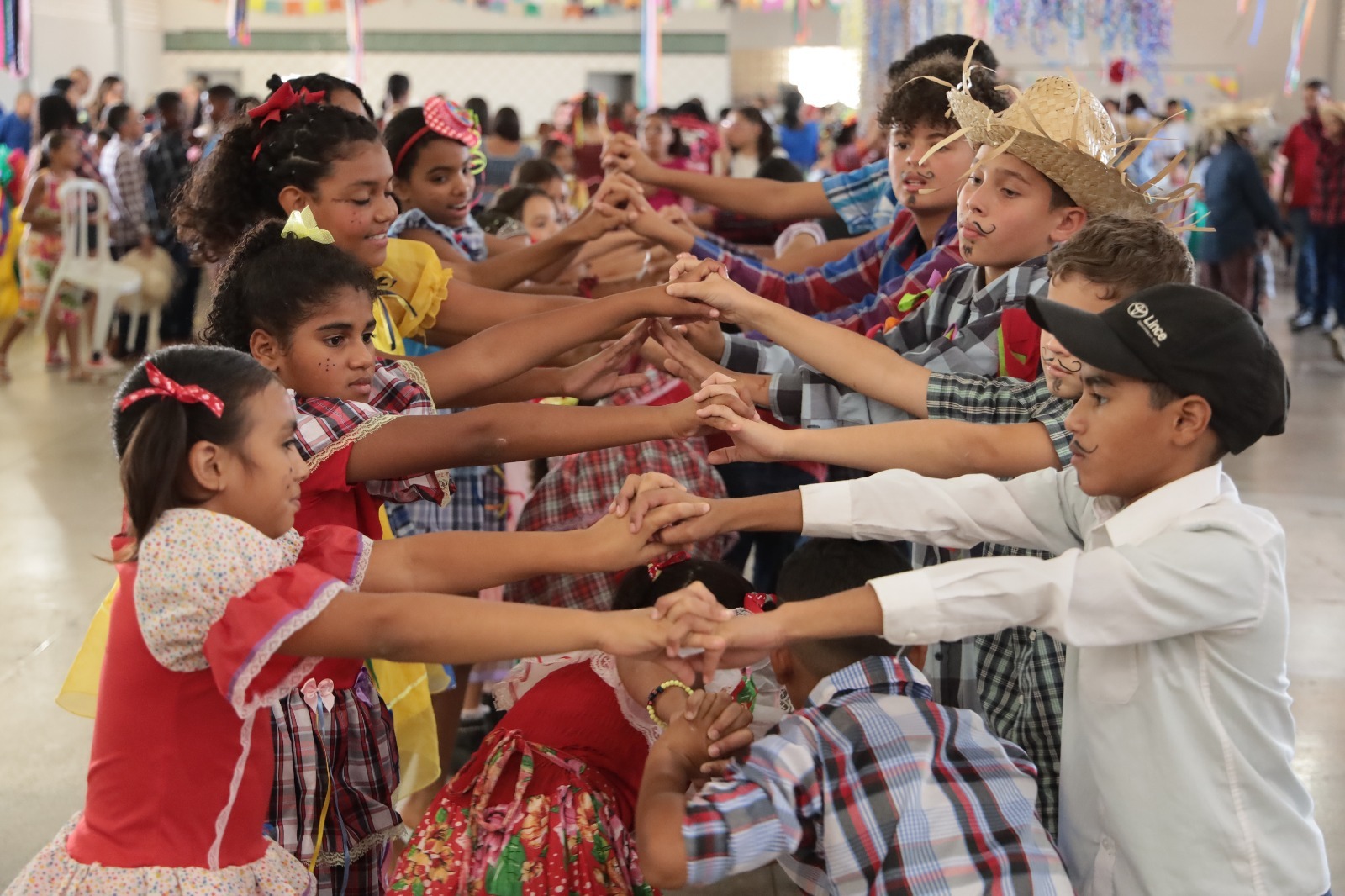 Crianças e adolescentes atendidos nos CRAS ganham festa junina especial