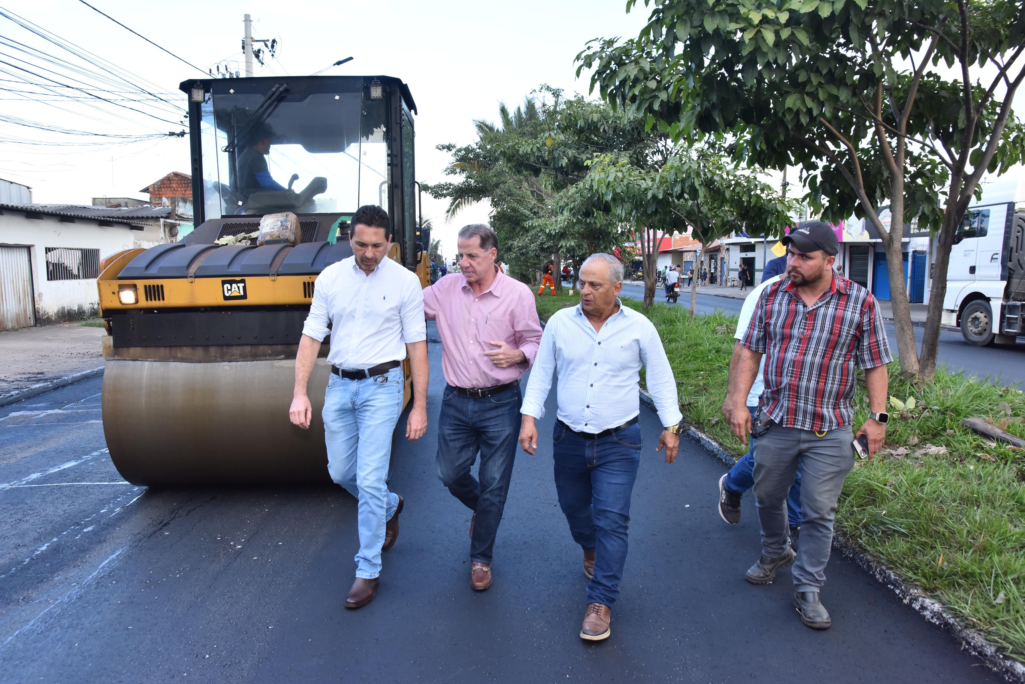 Vilela inspeciona execução de obras e serviços na região do Santa Luzia