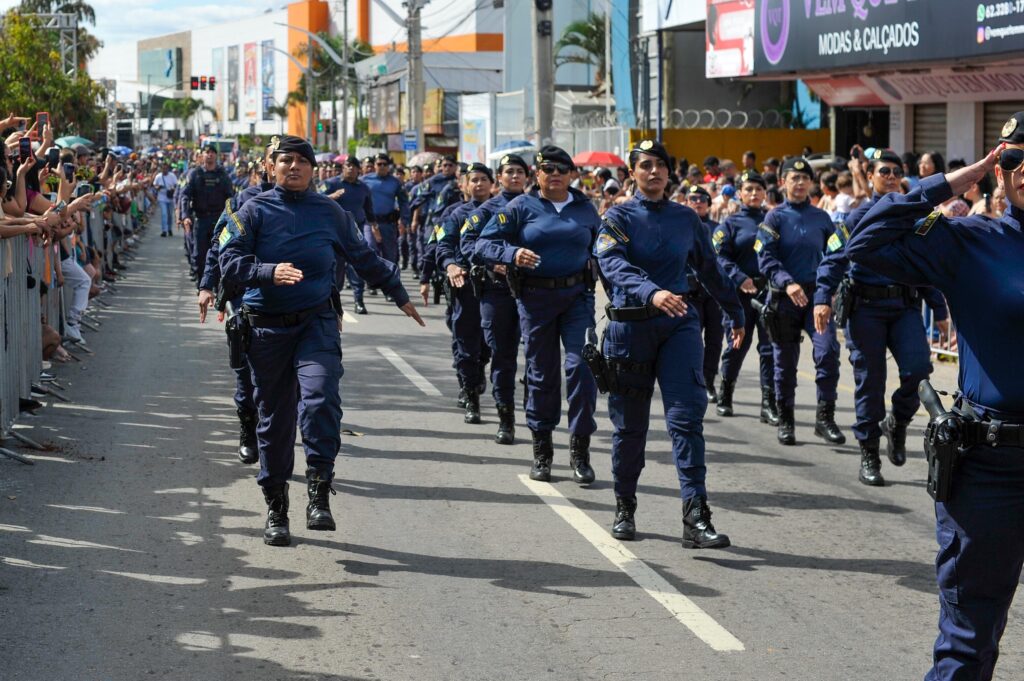 Prefeitura realiza desfile cívico com bolo de 103 metros em comemoração ao aniversário da cidade