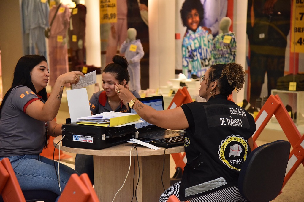 Ação itinerante no Aparecida Shopping leva serviços da SMTA a visitantes do mall