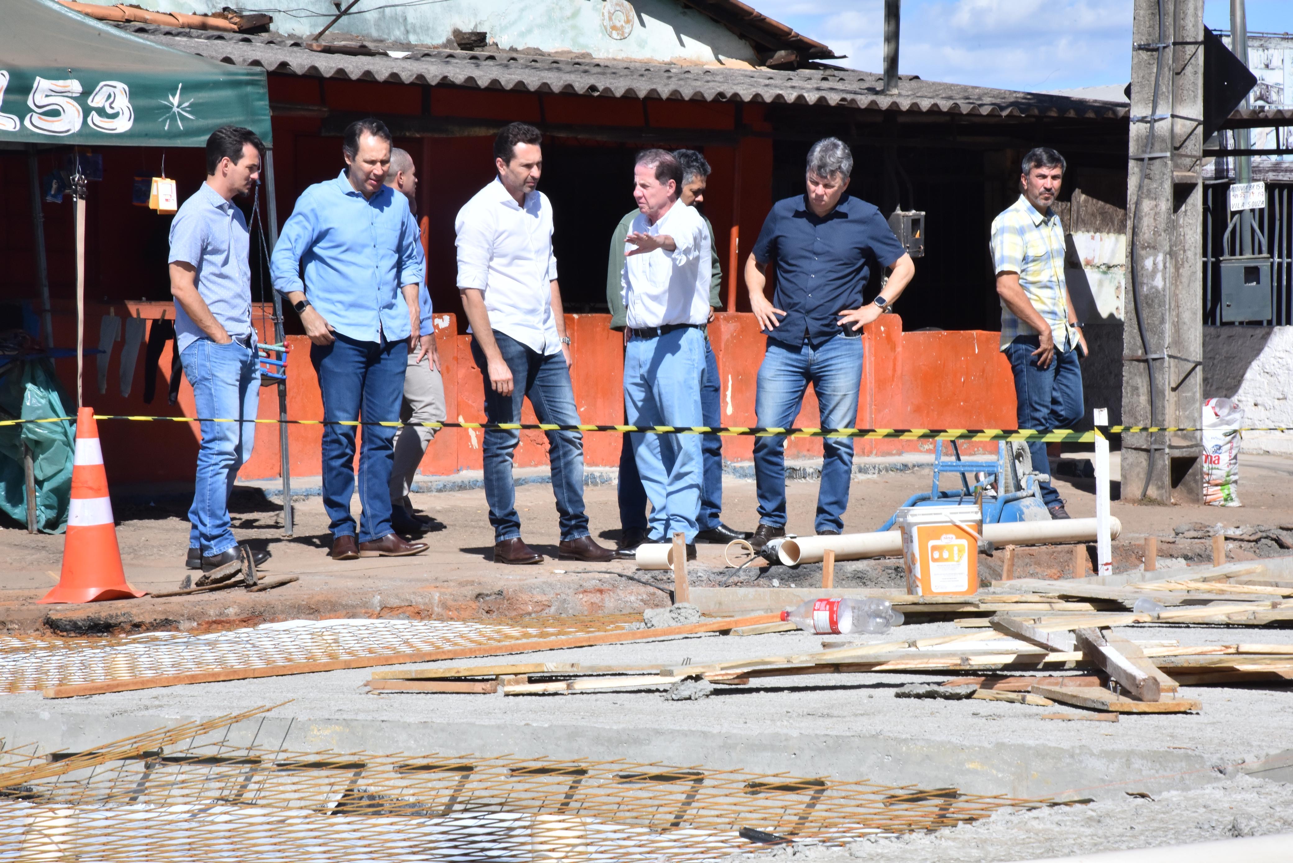 Prefeito Vilela visita obras na Avenida Santana e conversa com moradores