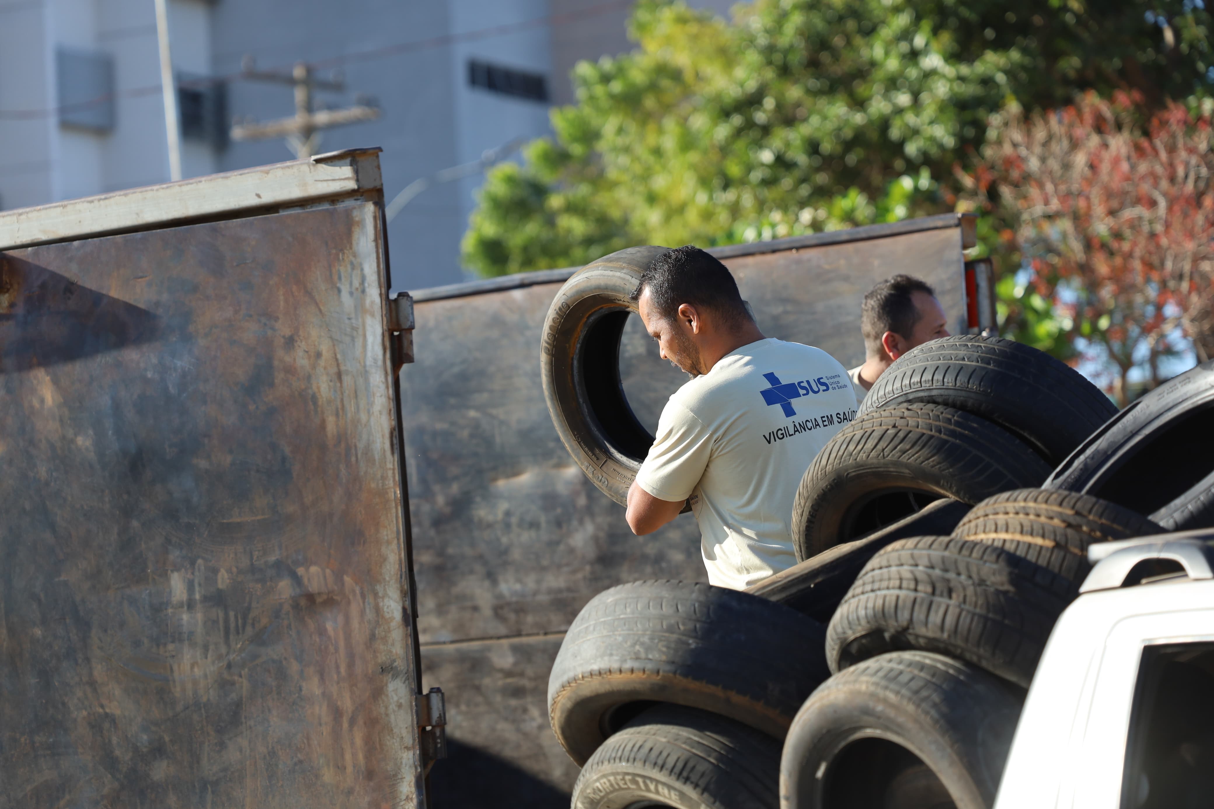 Prefeitura de Aparecida realiza ação especial de coleta de pneus no combate ao mosquito da dengue