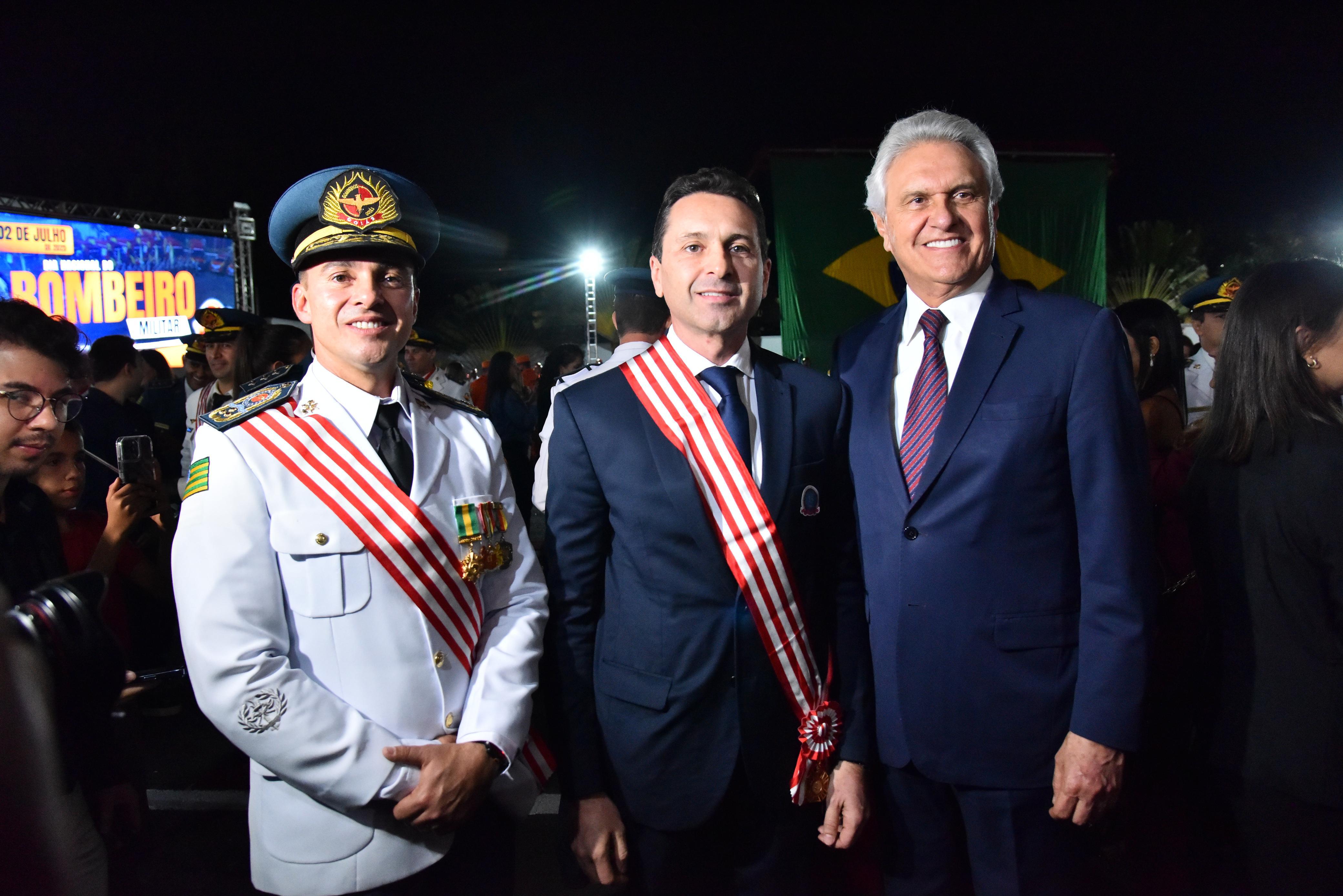 Prefeito Vilela recebe Medalha Dom Pedro II durante solenidade do Corpo de Bombeiros de Goiás