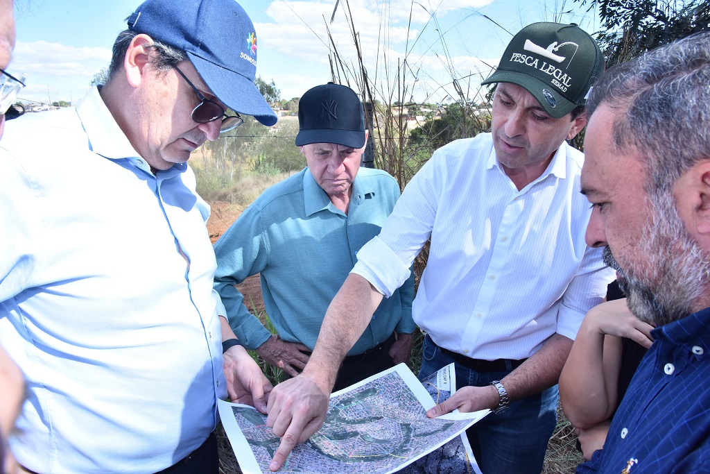 Vilela visita obras dos eixos estruturantes