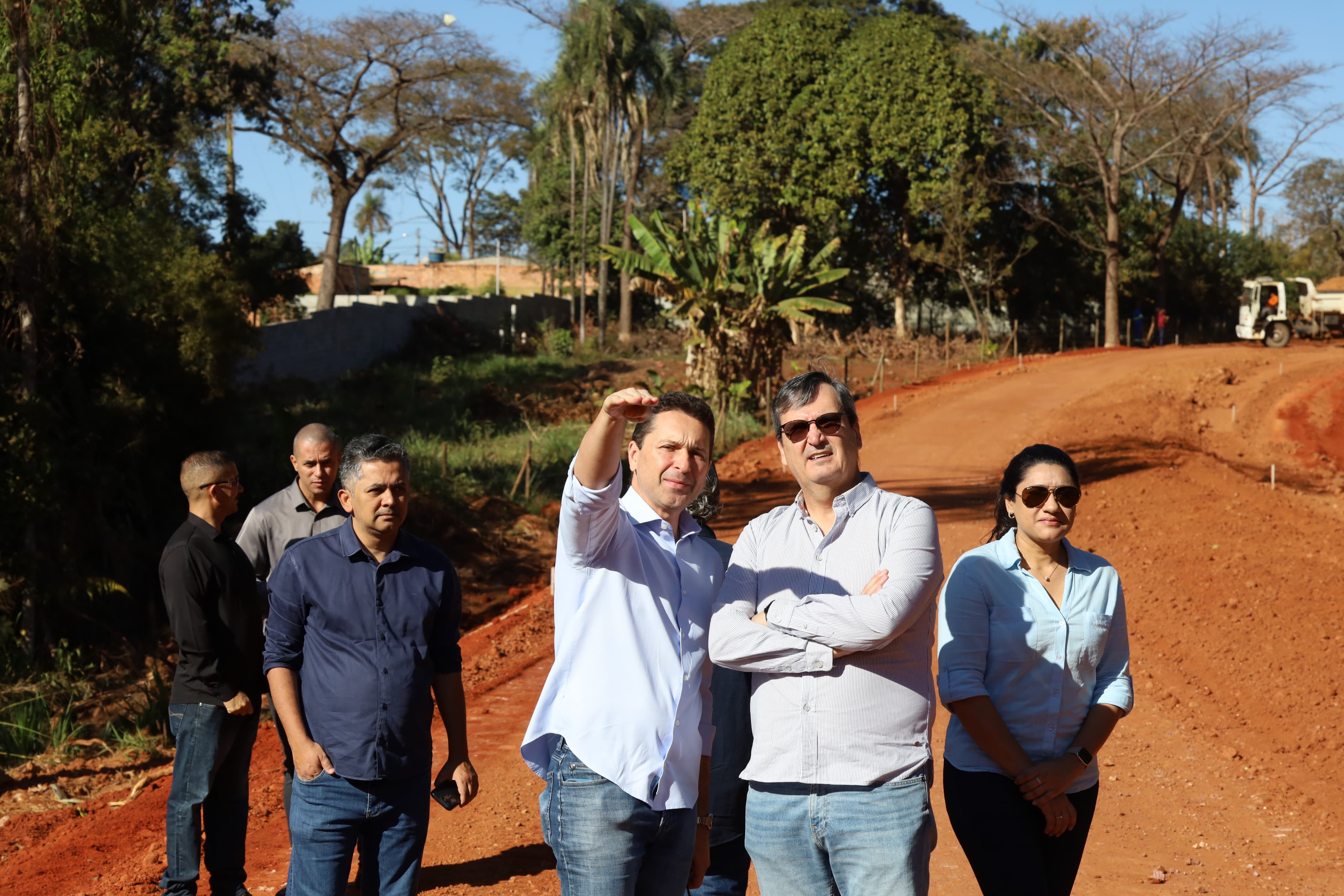 Prefeito Vilela visita obras nos setores Expansul e Serra Dourada