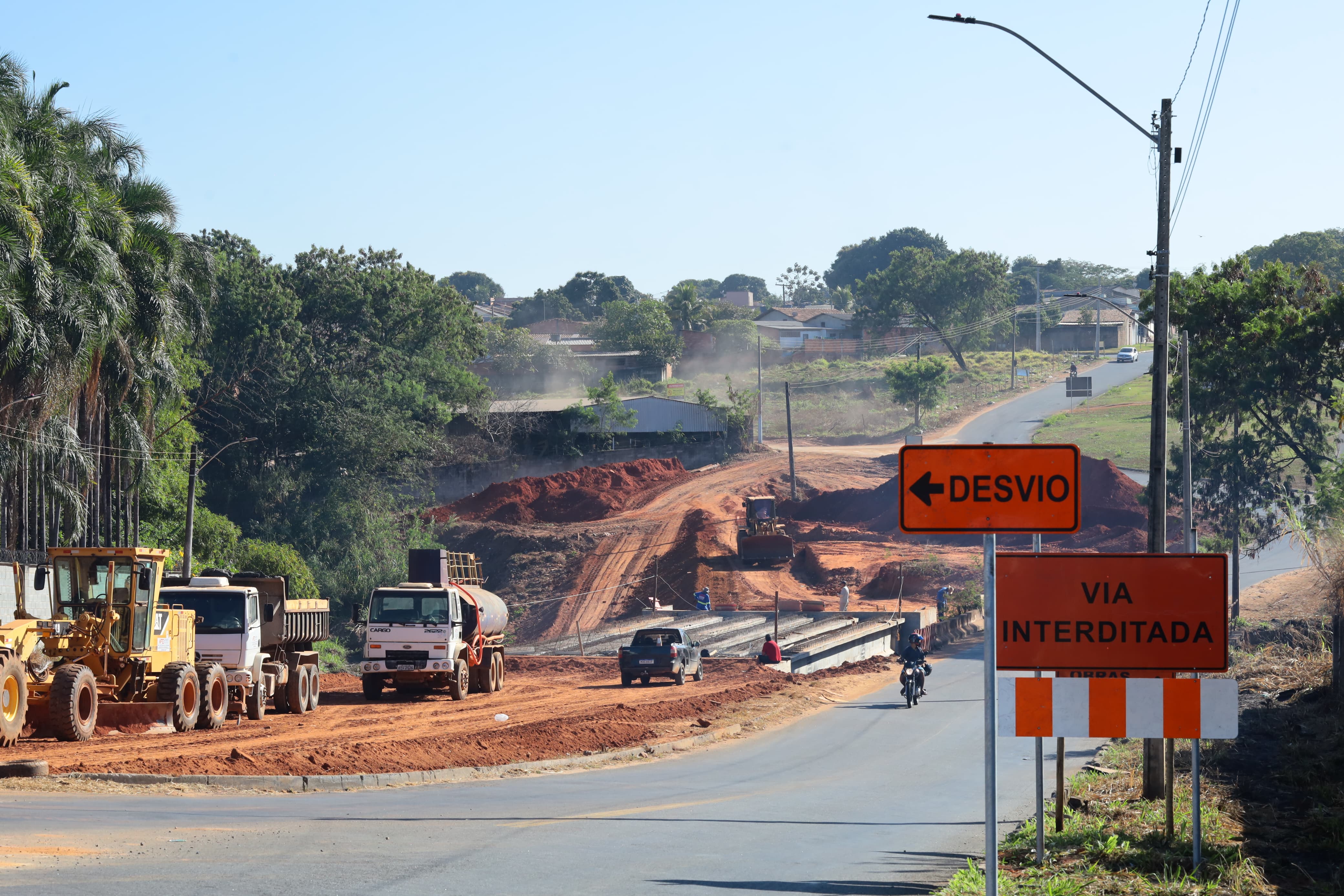 Vigas instaladas e terraplanagem: confira os avanços na ponte na Avenida Casemiro de Abreu