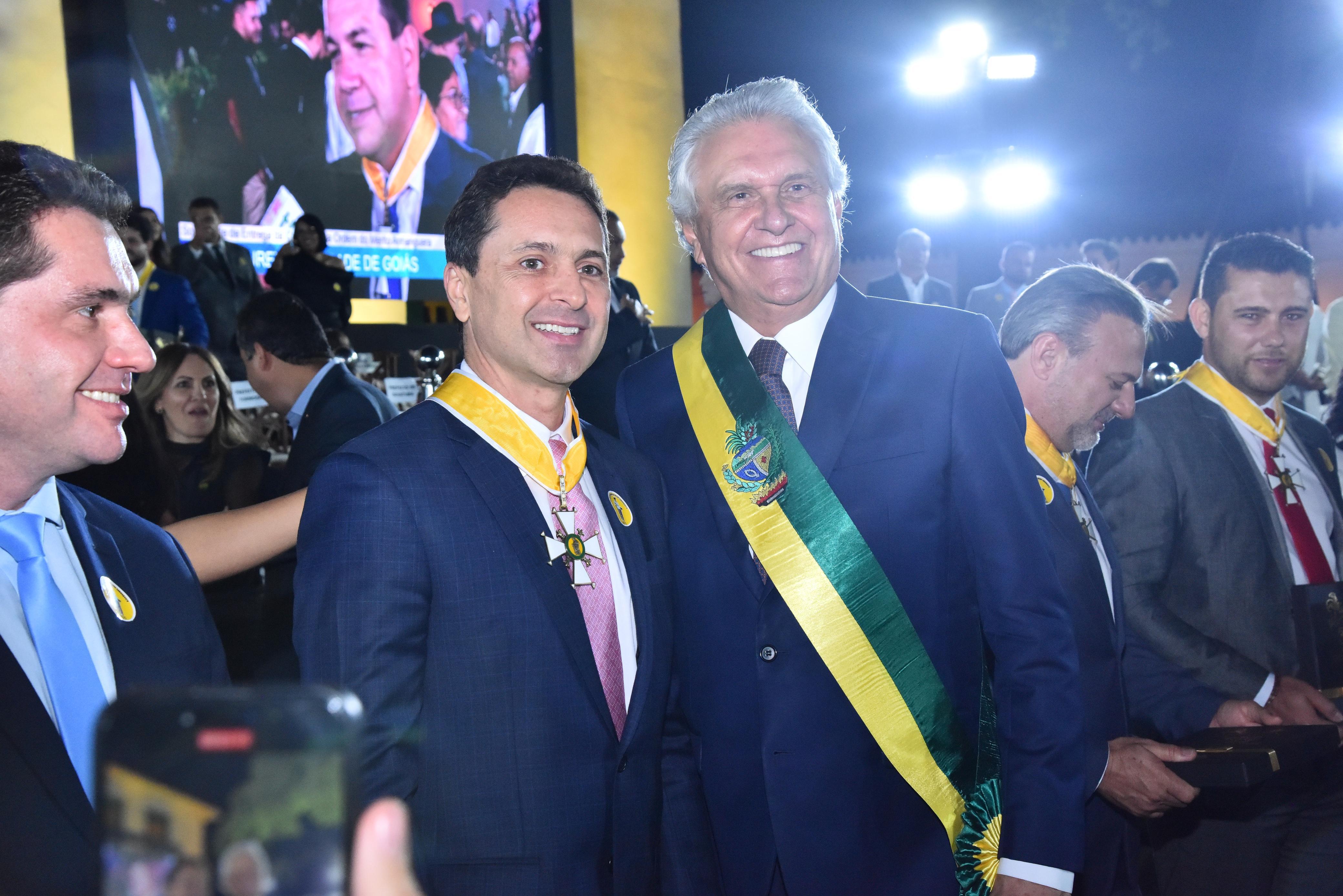 Governador entrega maior honraria do Estado ao prefeito de Aparecida de Goiânia
