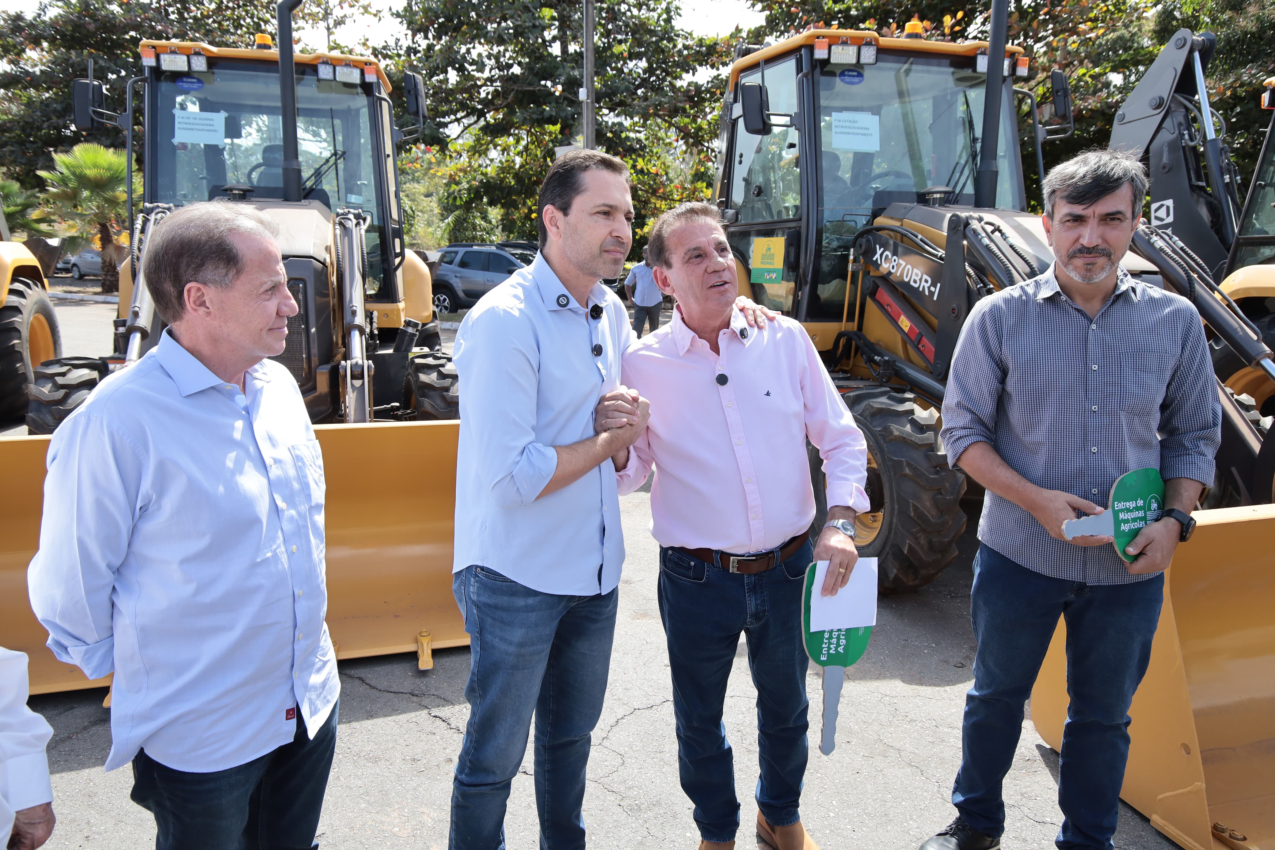 Aparecida recebe três novas retroescavadeiras para atuação em obras de infraestrutura