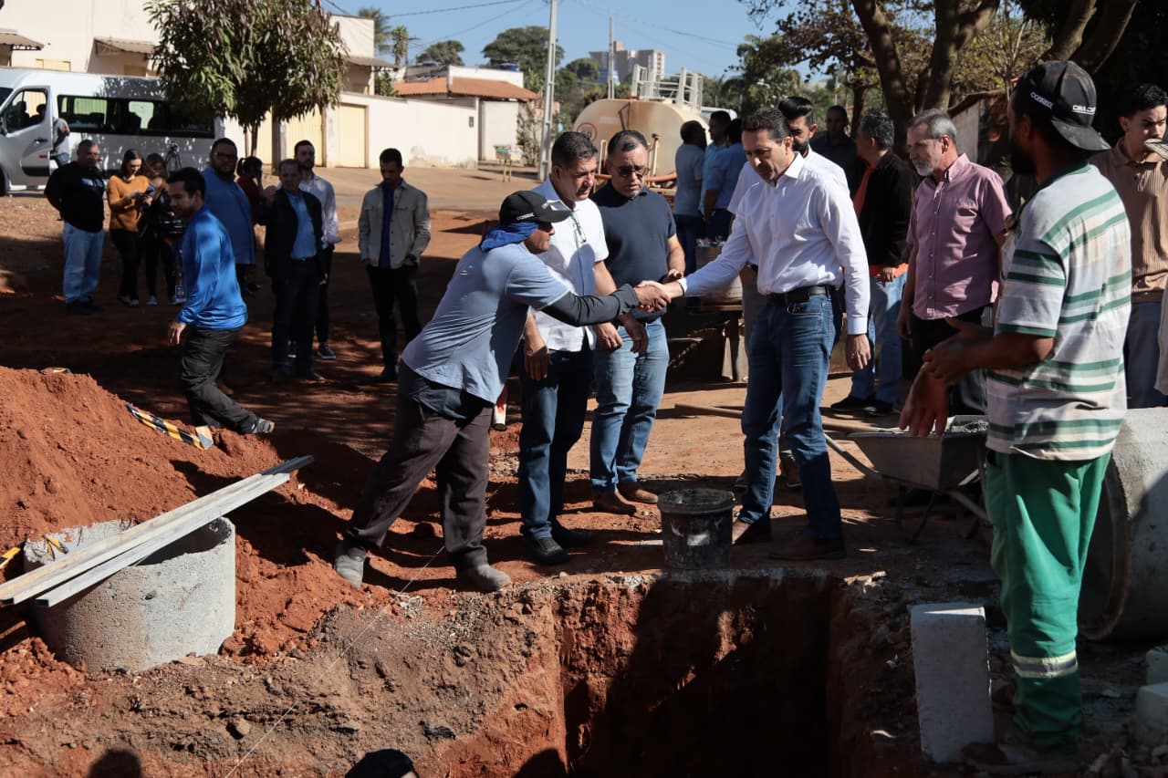 Infraestrutura executa obras de drenagem e reconstrução de asfalto na Vila Brasília e Parque Real