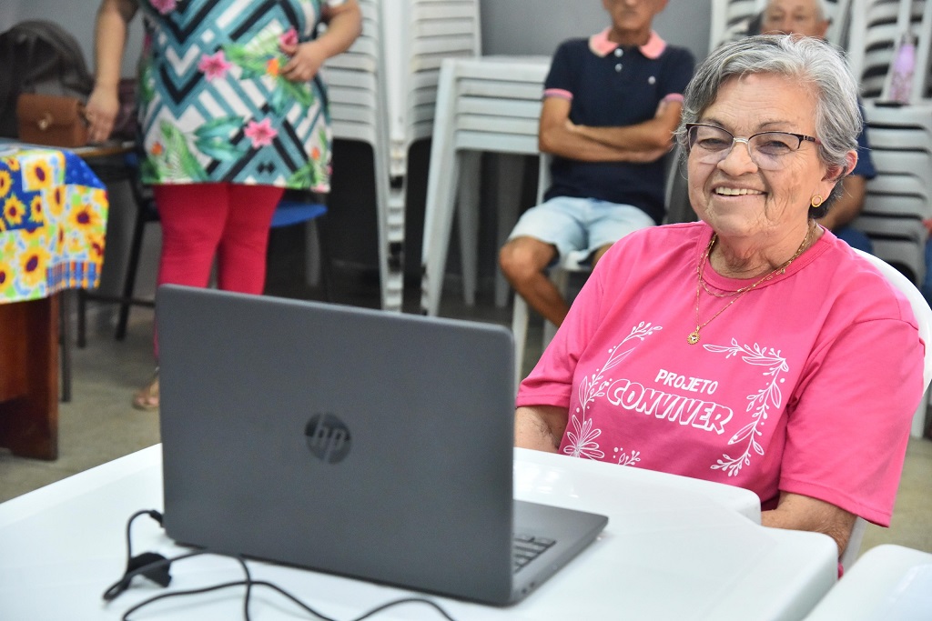Curso gratuito ensina idosos de Aparecida a manusear o computador e o celular