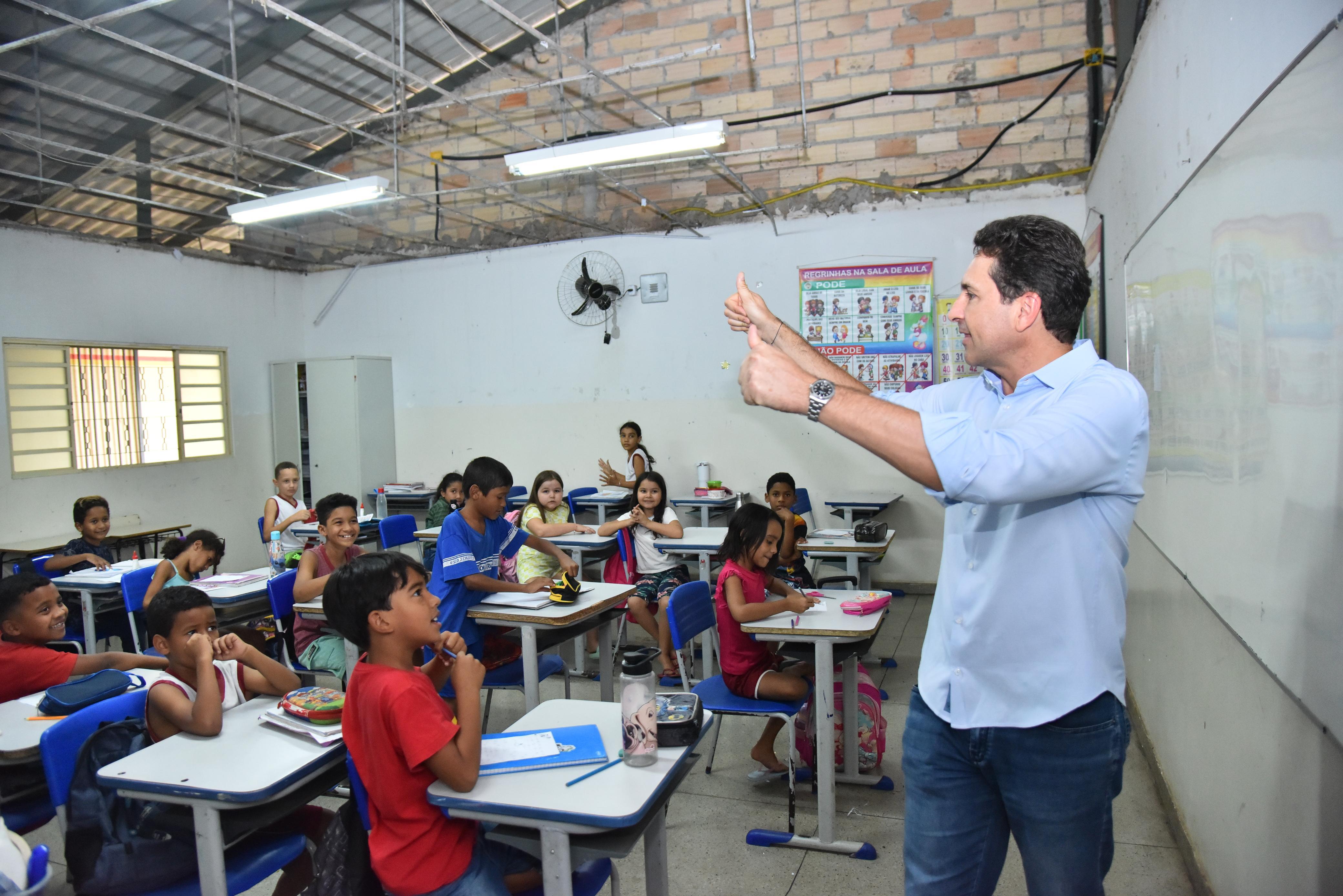 Prefeito Vilela confere obras em escolas e a construção da ponte do Colinas de Homero