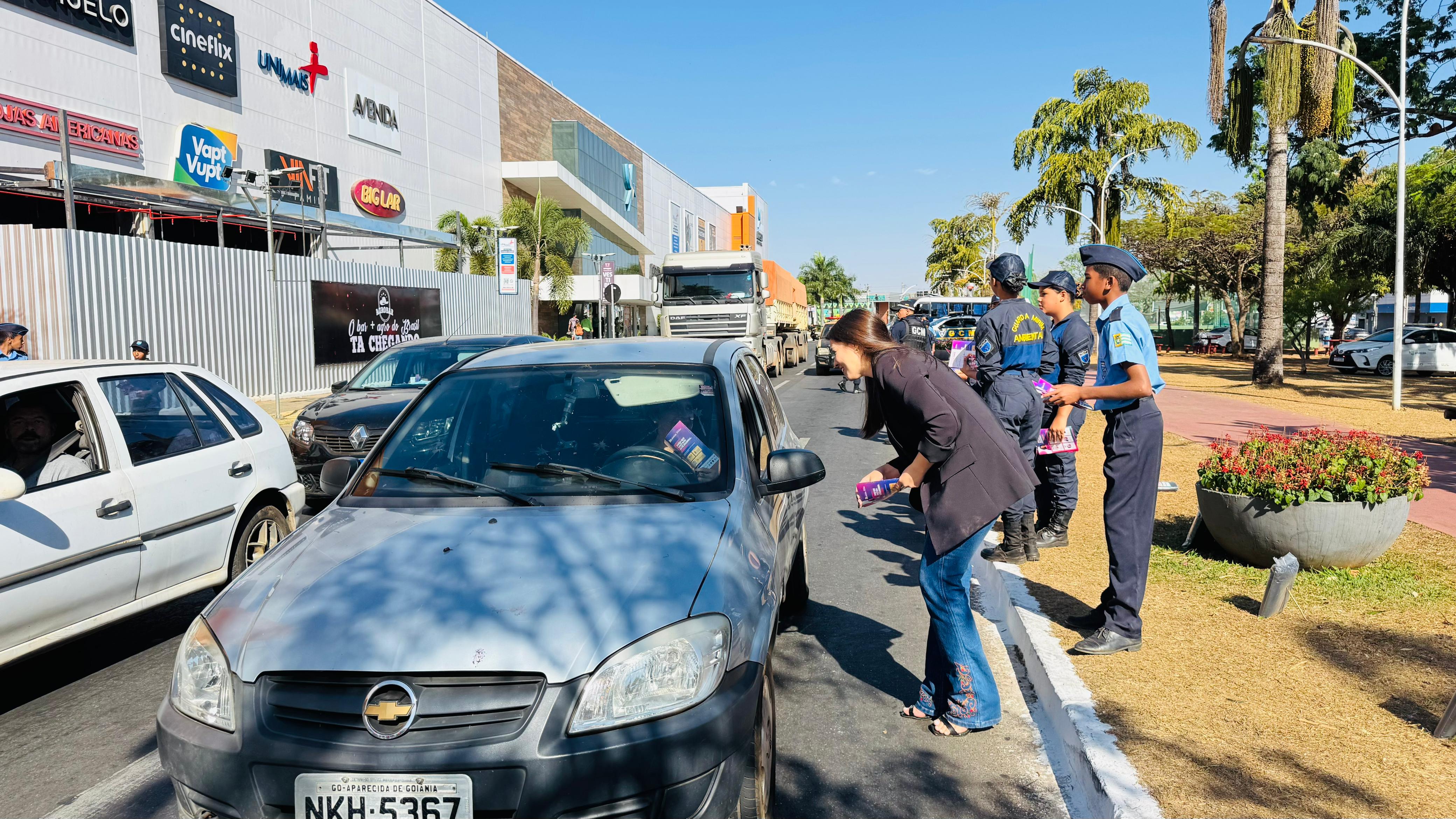 Prefeitura de Aparecida encerra Campanha Agosto Lilás com blitz educativa de alerta