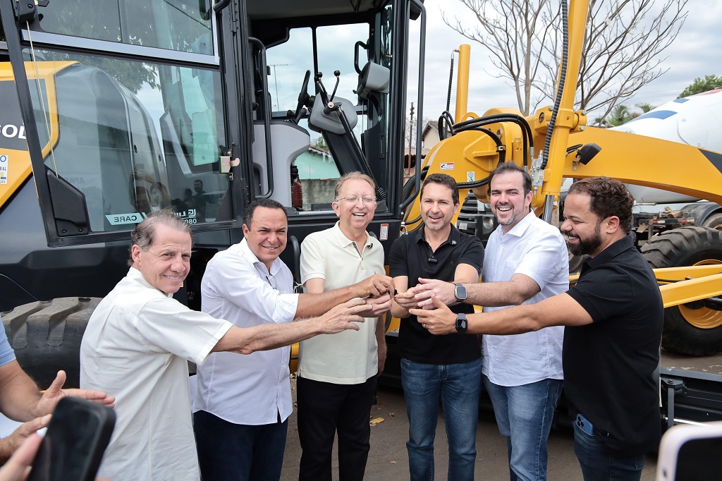 Prefeito Leandro Vilela comanda mutirão no Papillon Park e entrega moto niveladora à cidade