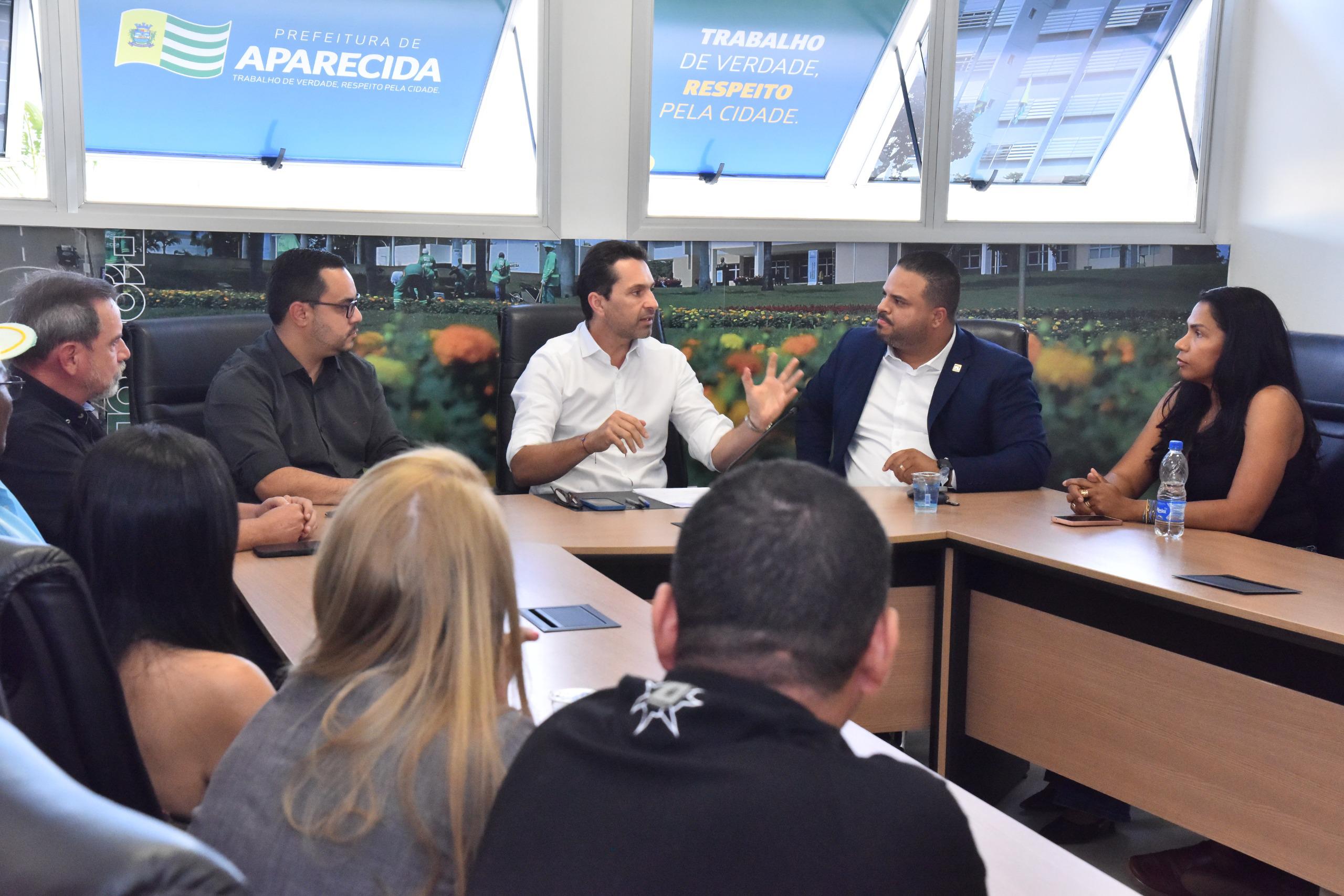 Em reunião com moradores, prefeito Vilela diz que busca recursos para fazer asfalto no Buriti Sereno