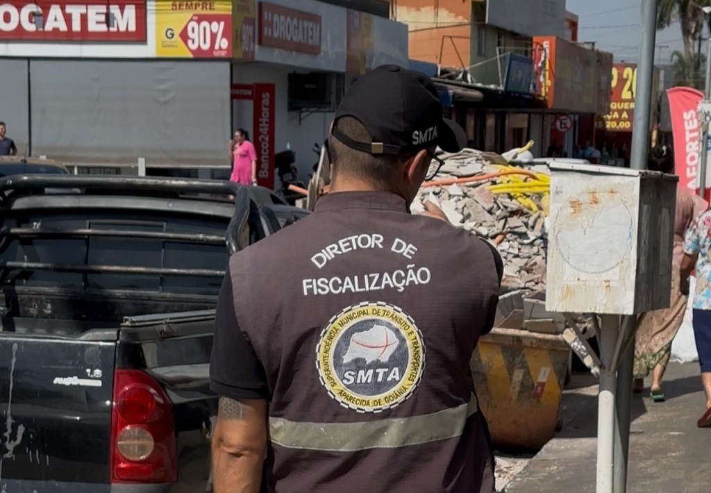 Prefeitura de Aparecida desobstrui calçadas ocupadas irregularmente no Centro