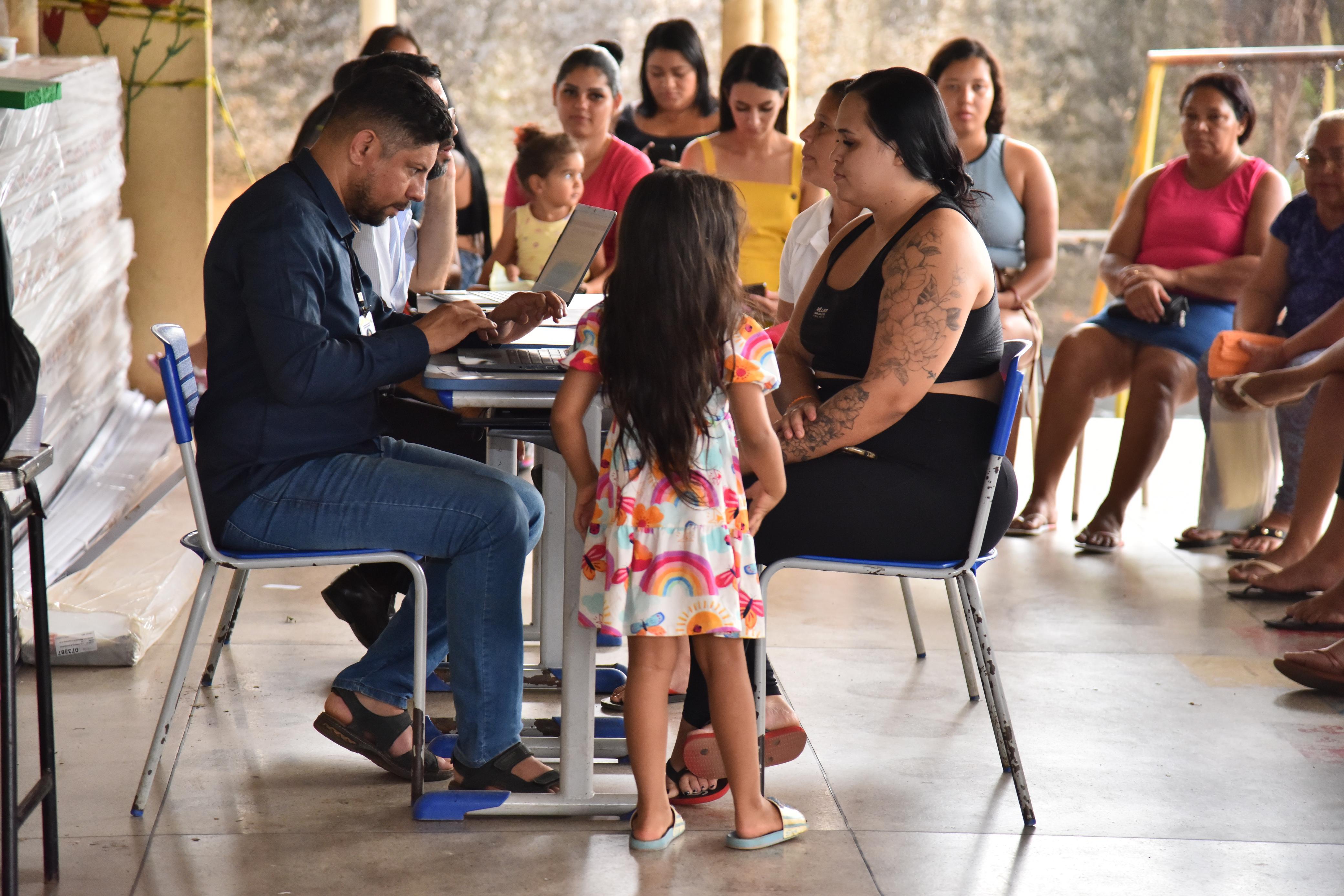Prefeitura vai a escolas de Aparecida cadastrar famílias para receber casa própria