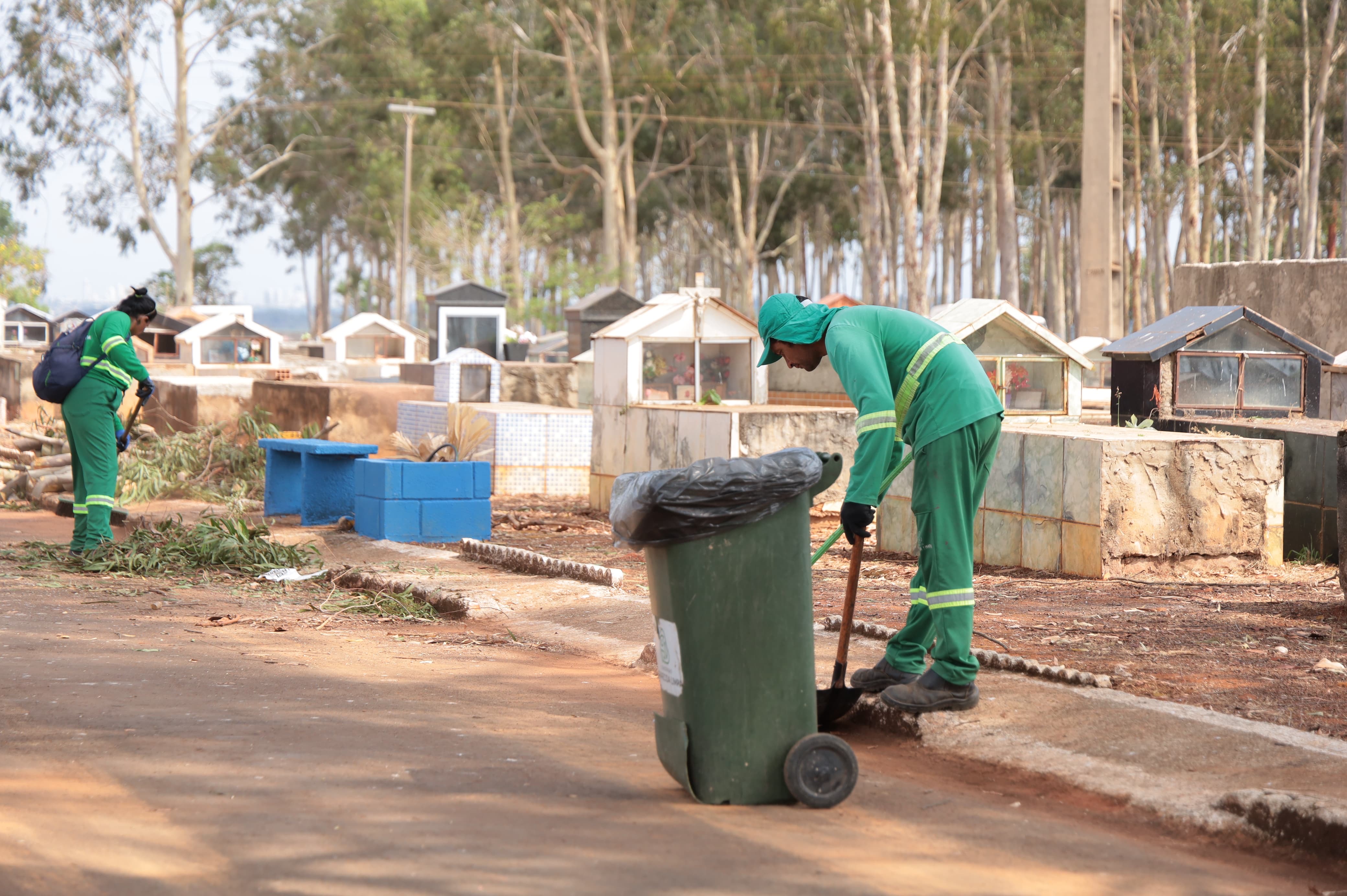 Prefeitura de Aparecida realiza manutenção dos cemitérios municipais para o Dia de Finados