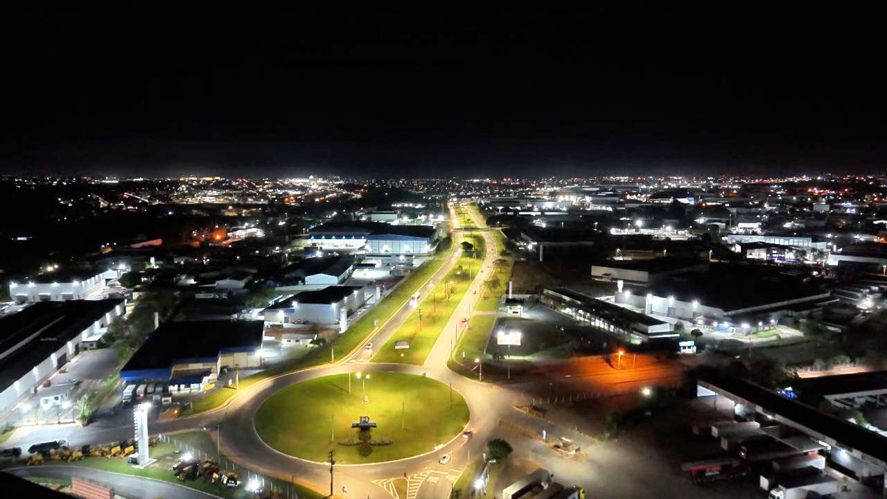 Prefeitura conclui modernização com LED no Polo Empresarial Goiás
