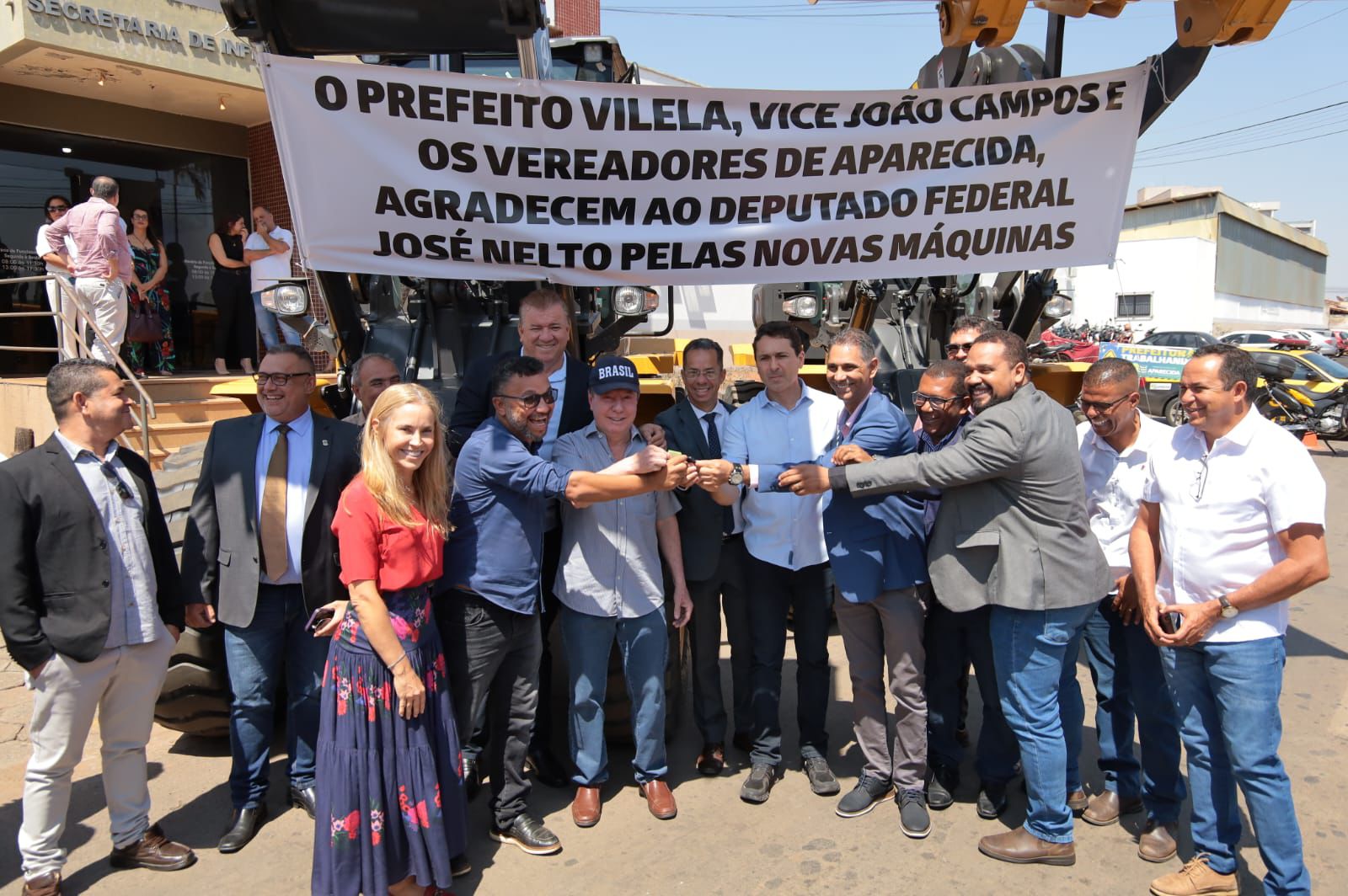 Prefeitura amplia frota com duas novas pás-carregadeiras