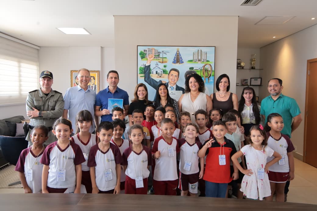 Alunos da Escola Municipal Olentino Xavier visitam e entregam ao prefeito Vilela livro “Um Mundo Melhor”