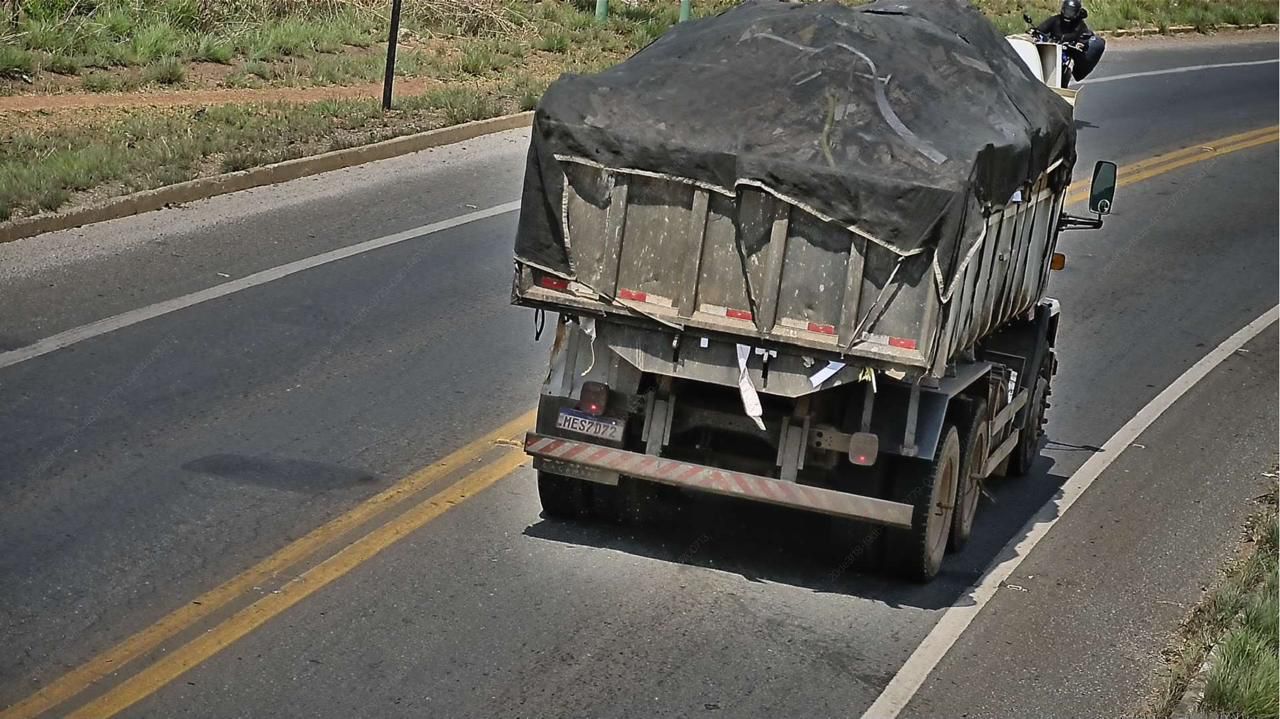 Prefeitura de Aparecida aplica multa de R$ 30 mil por descarte irregular de entulho em avenida