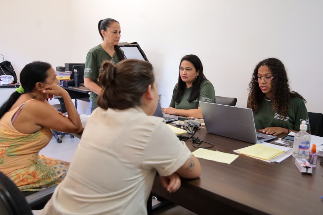 Famílias dos setores Terra do Sol e Buenos Aires recebem ação itinerante da Prefeitura com  serviços sociais