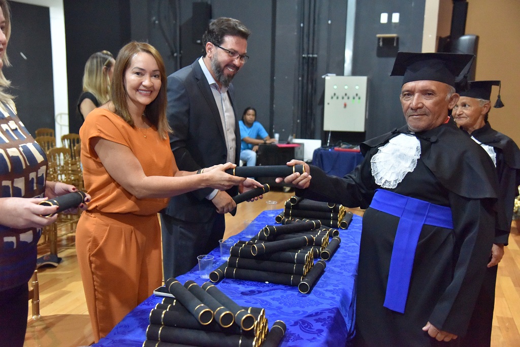 Prefeitura celebra formatura de centenas de aparecidenses em curso de alfabetização