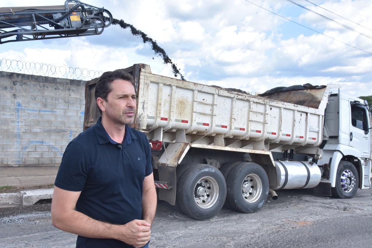 Prefeitura atua para coibir descarte de concreto e entulho em avenidas de Aparecida