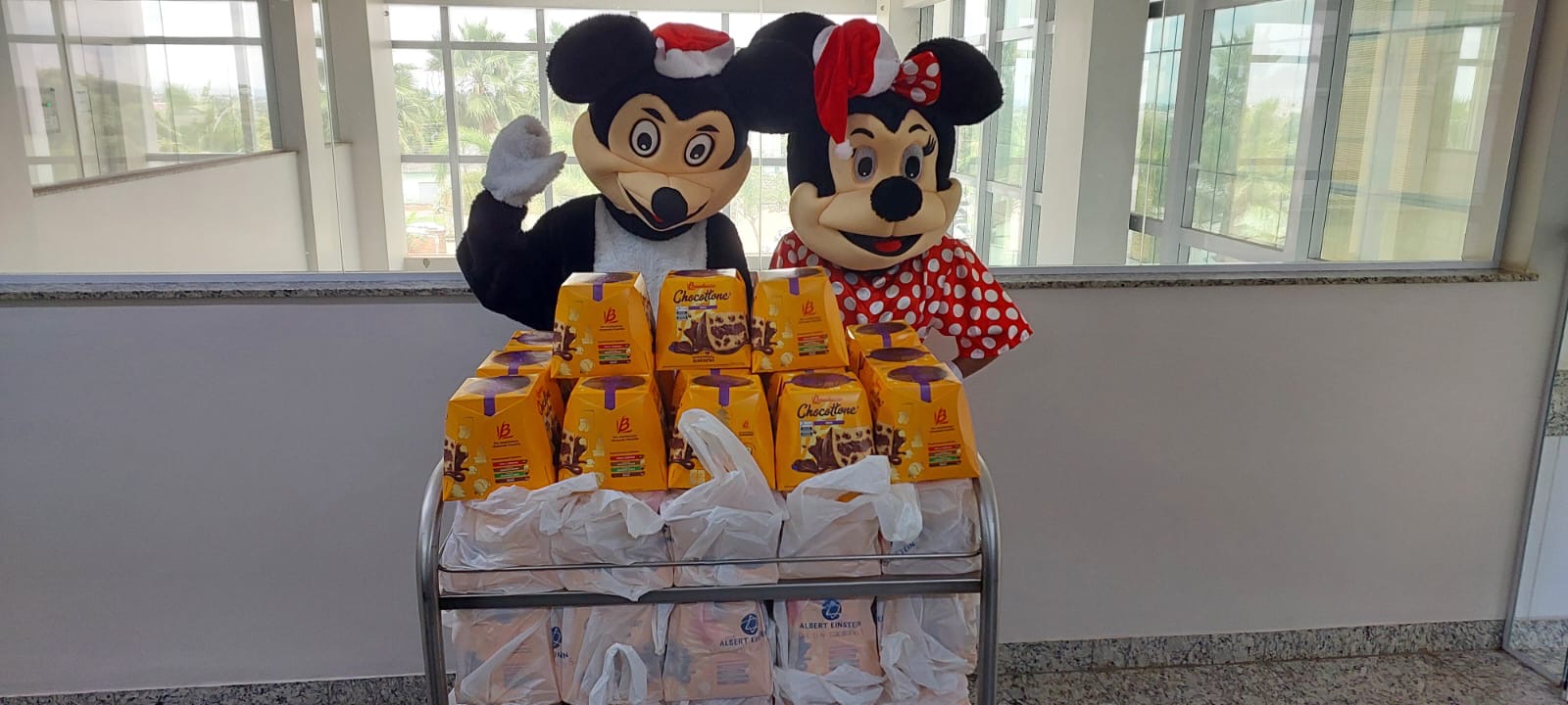 HMAP recebe ação de Natal com distribuição de panetones e brinquedos