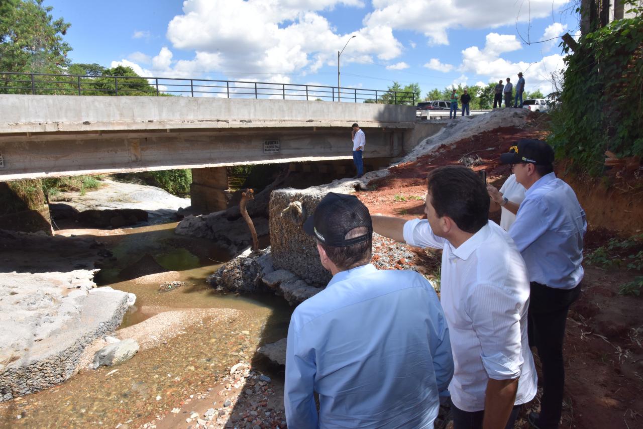 Prefeito Vilela e representantes da CAF vistoriam obras dos eixos estruturantes