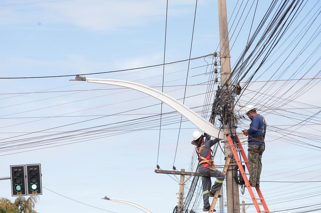 Retirada de fios soltos em Aparecida começa pela Avenida Independência