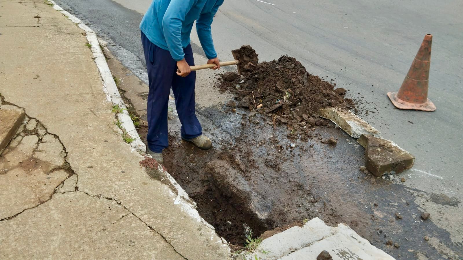 Prefeitura de Aparecida intensifica ações preventivas de infraestrutura com limpeza de bocas de lobo