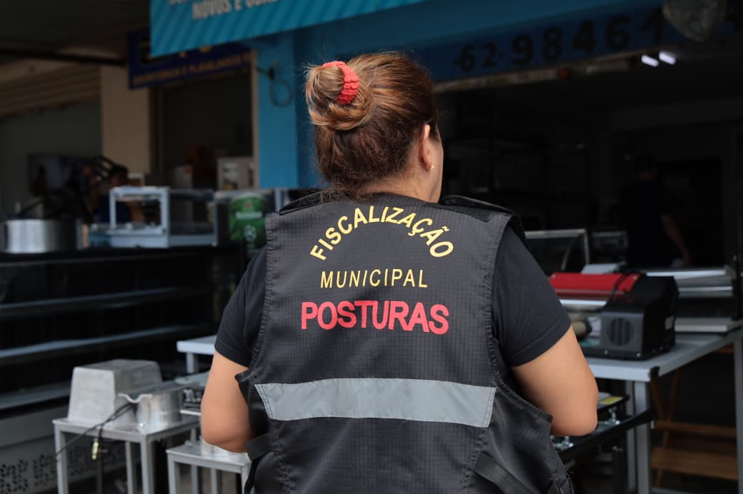 Prefeitura de Aparecida faz blitz na Avenida Tapajós para desobstruir calçadas